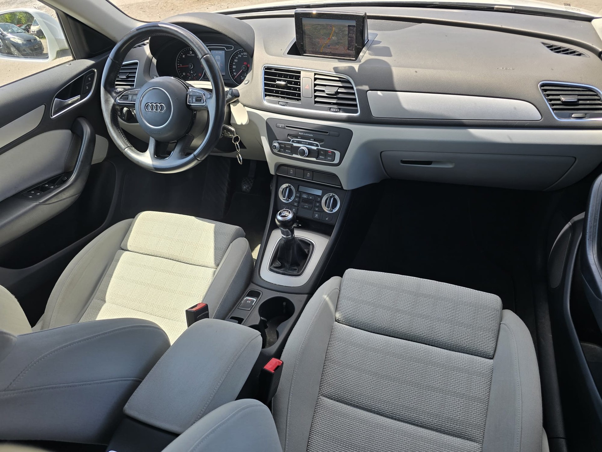 AUDI Q3 2.0 TDI quattro-image-11