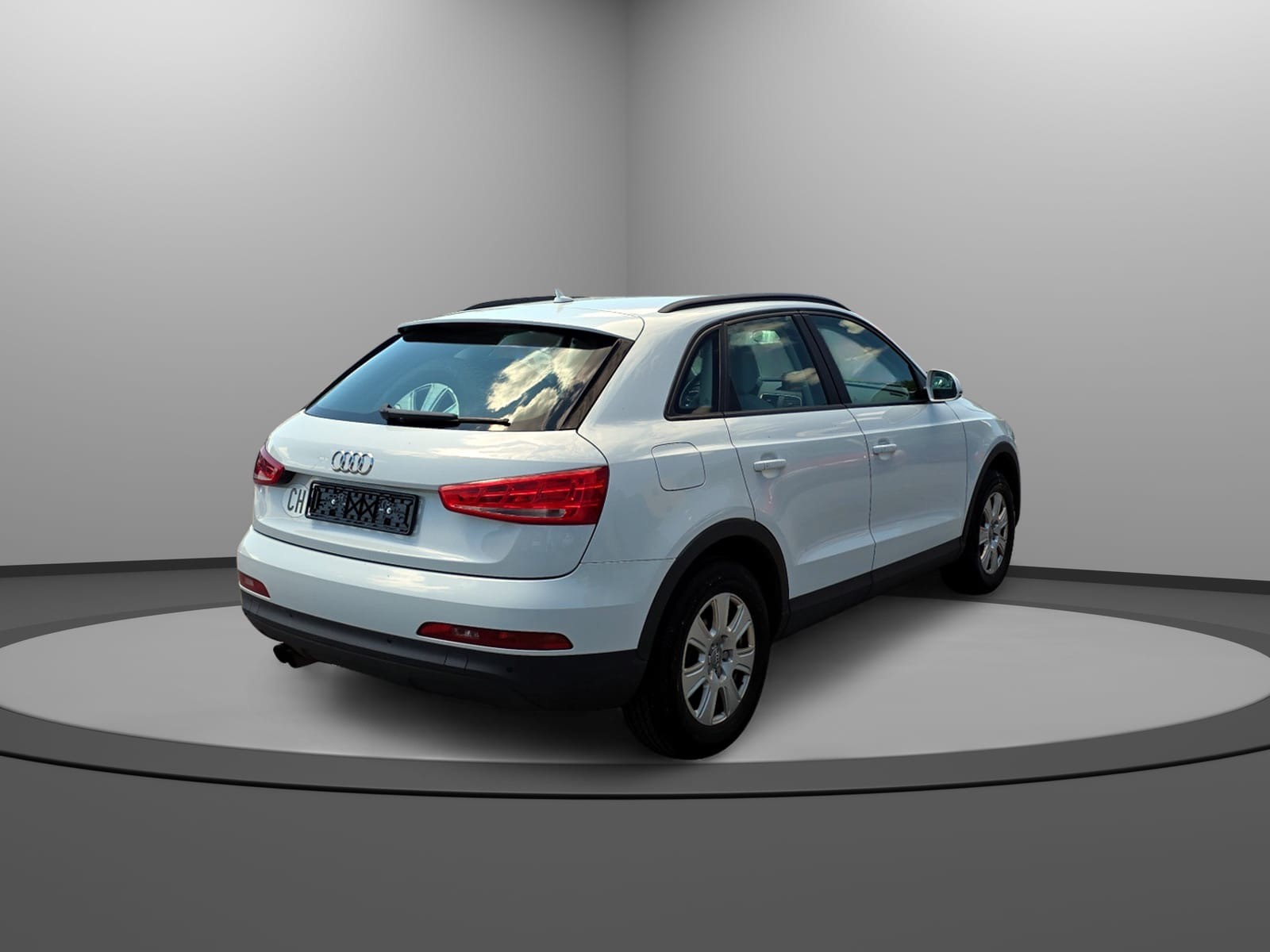AUDI Q3 2.0 TDI quattro-image-2