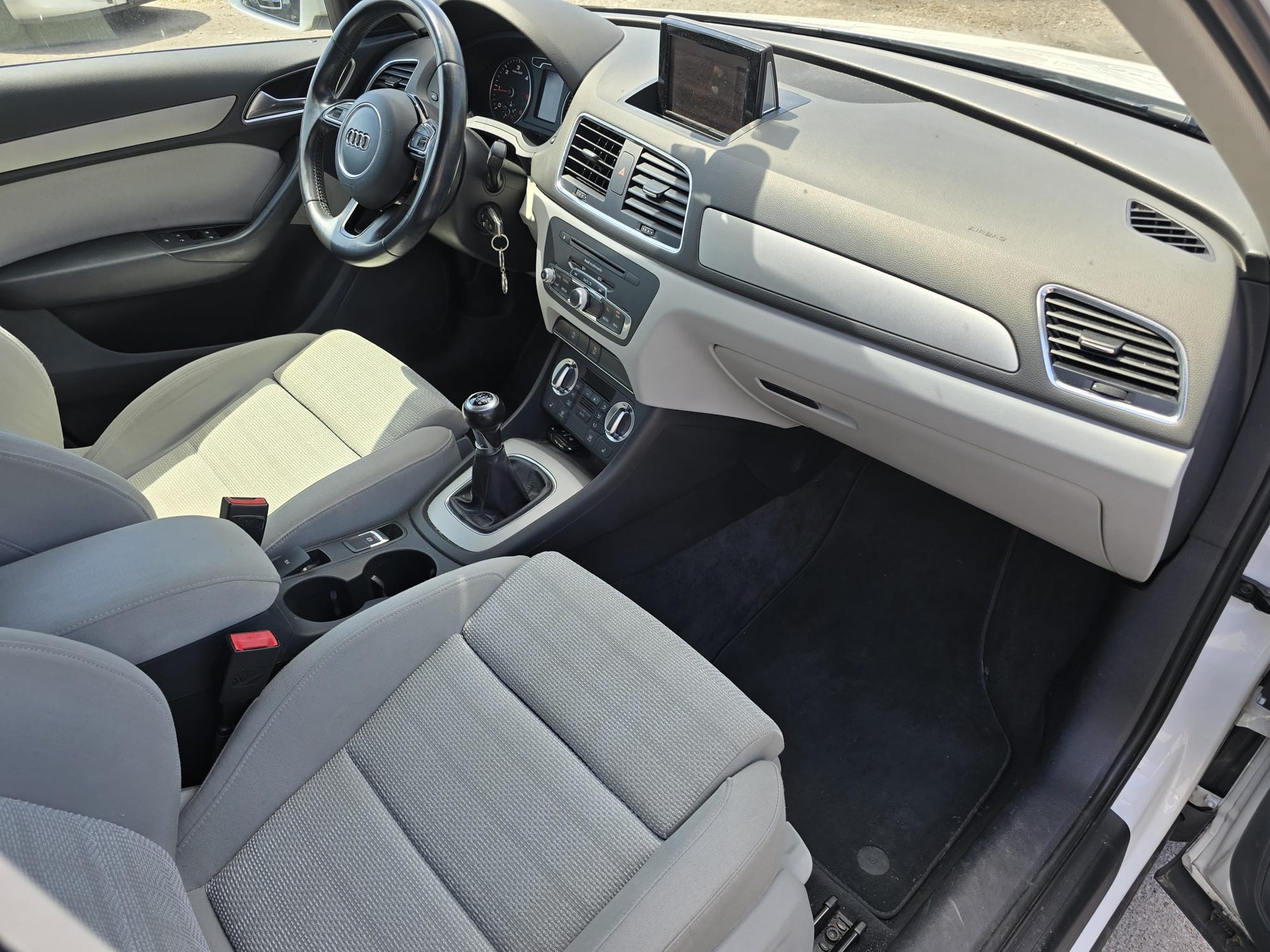 AUDI Q3 2.0 TDI quattro-image-10