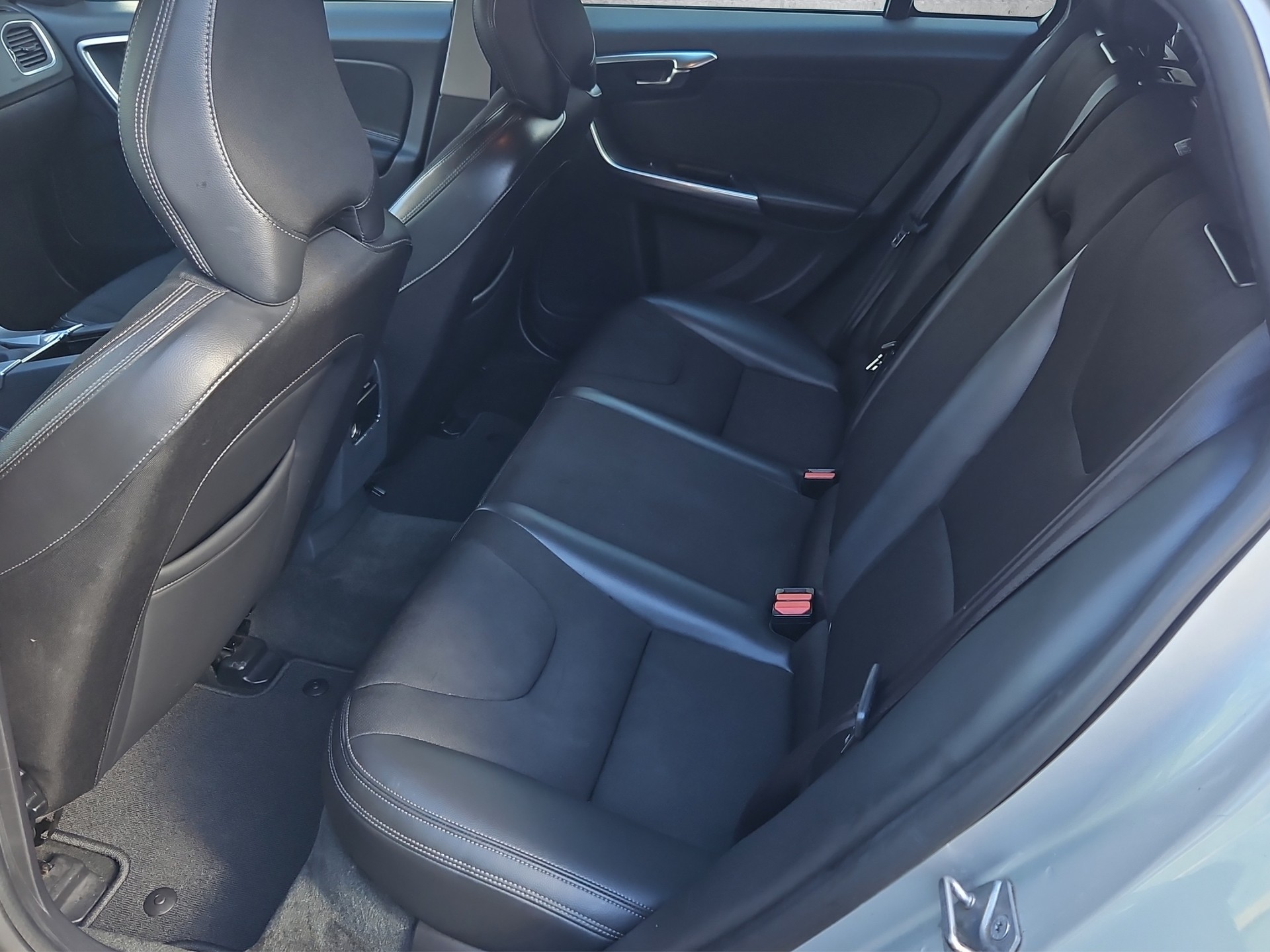 VOLVO V60 D4 Momentum Geartronic-image-12
