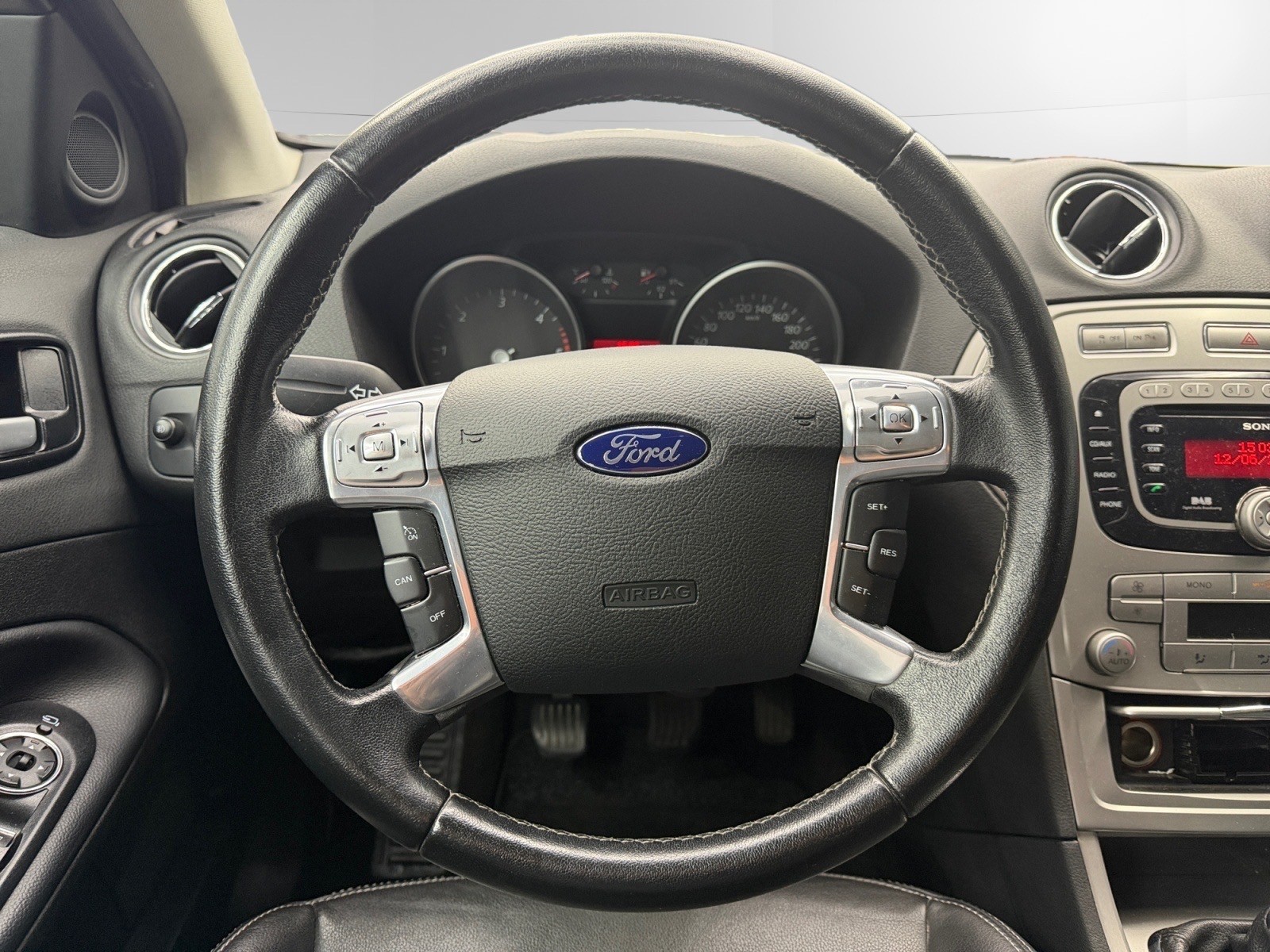 FORD Mondeo 2.0 TDCi 16V ECOnetic Carving Mit MFK-image-11
