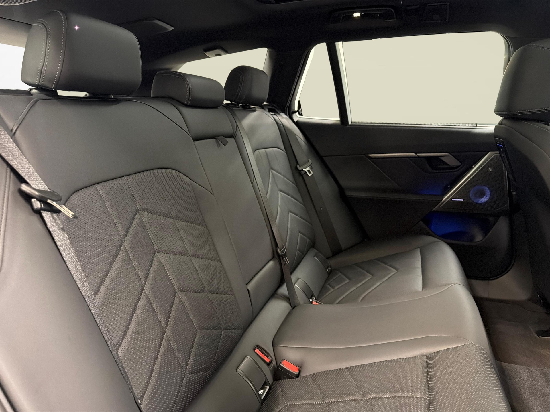 BMW i5 xDrive40 Touring-image-18