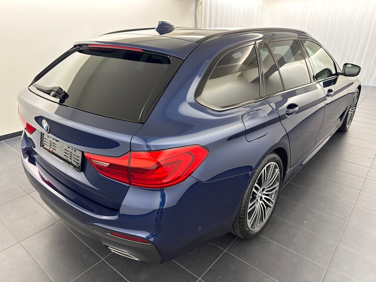 BMW 530i xDr 48VTour. M Sport-showroom-element-2