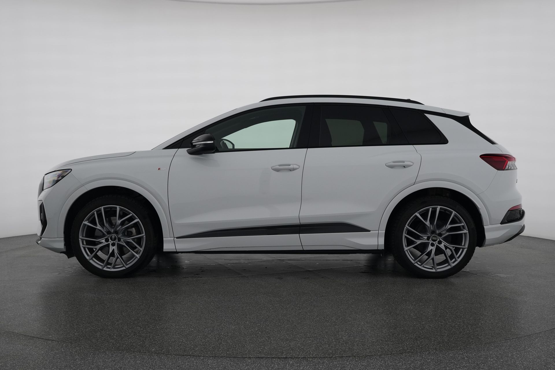 AUDI Q4 e-tron 55 quattro S line mit Wärmepumpe, Anhängerkupplung & Panoramadach-image-1