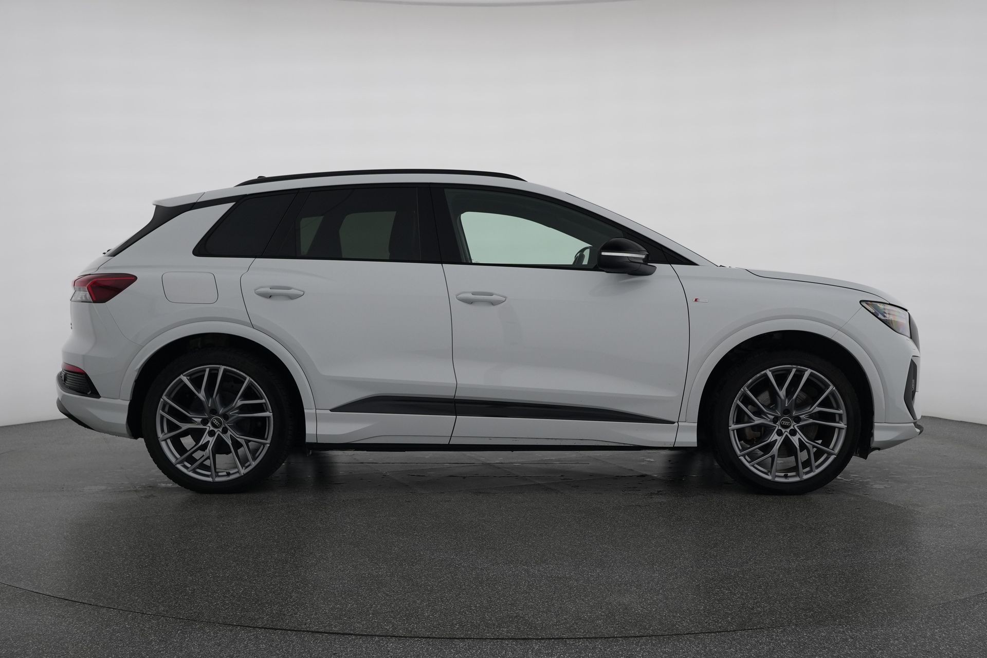 AUDI Q4 e-tron 55 quattro S line mit Wärmepumpe, Anhängerkupplung & Panoramadach-image-6