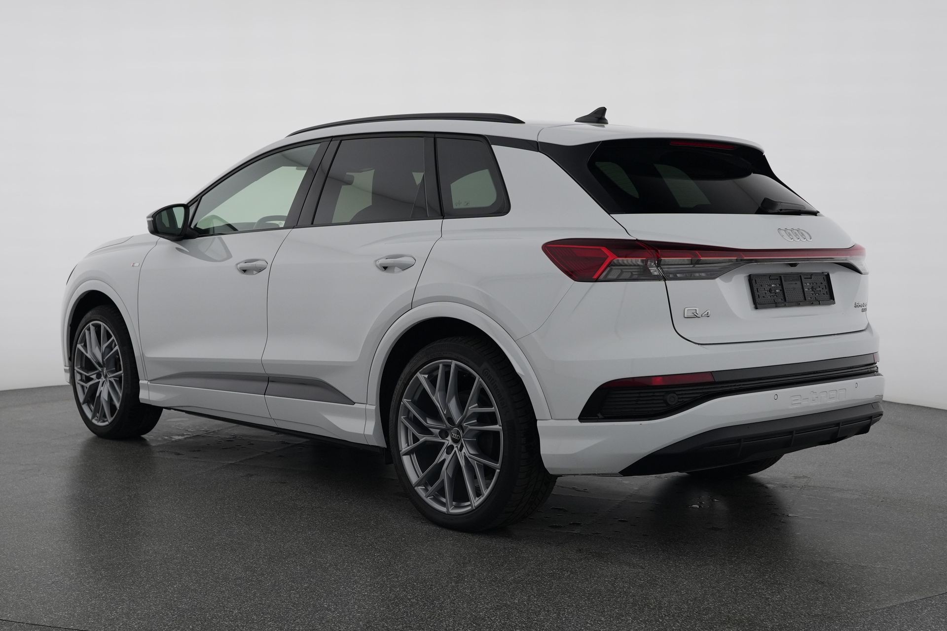 AUDI Q4 e-tron 55 quattro S line mit Wärmepumpe, Anhängerkupplung & Panoramadach-image-2