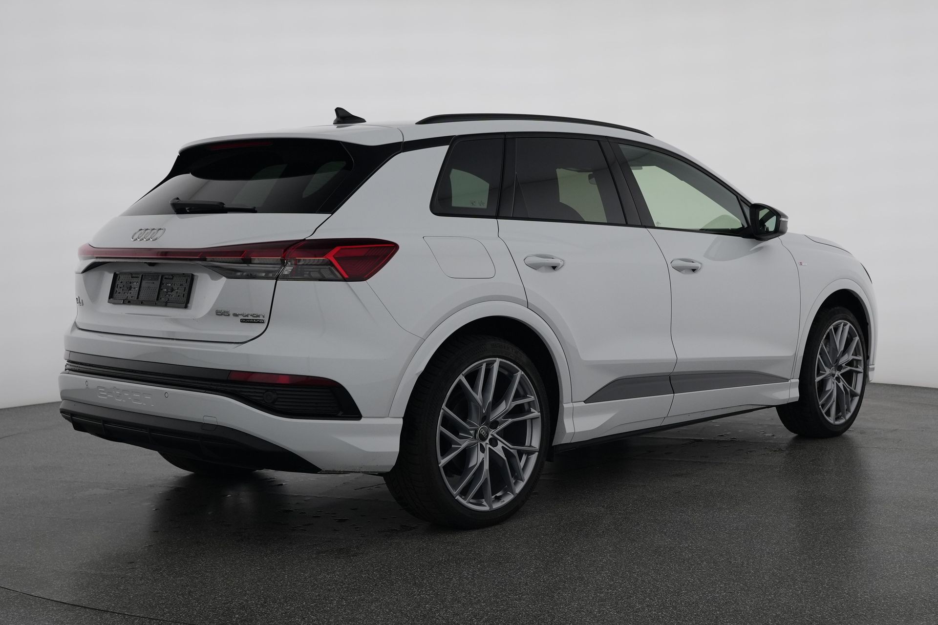 AUDI Q4 e-tron 55 quattro S line mit Wärmepumpe, Anhängerkupplung & Panoramadach-image-5