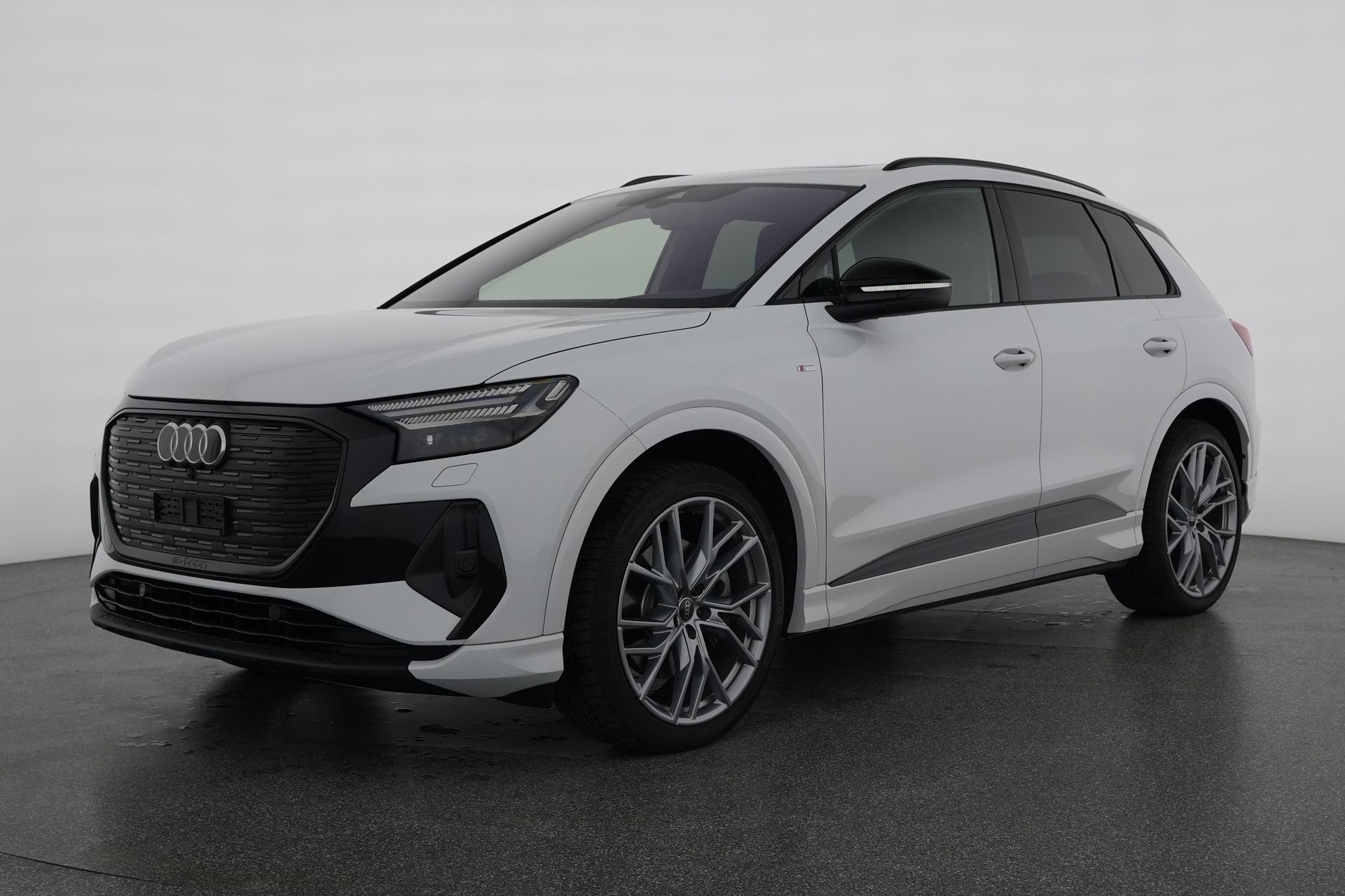 AUDI Q4 e-tron 55 quattro S line mit Wärmepumpe, Anhängerkupplung & Panoramadach-image-0