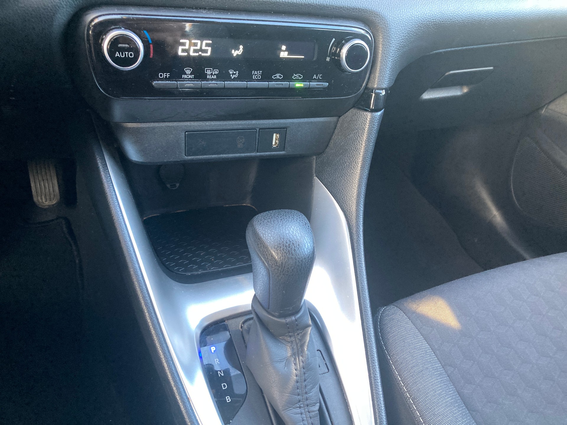 TOYOTA Yaris 1.5 Comfort e-CVT-image-8