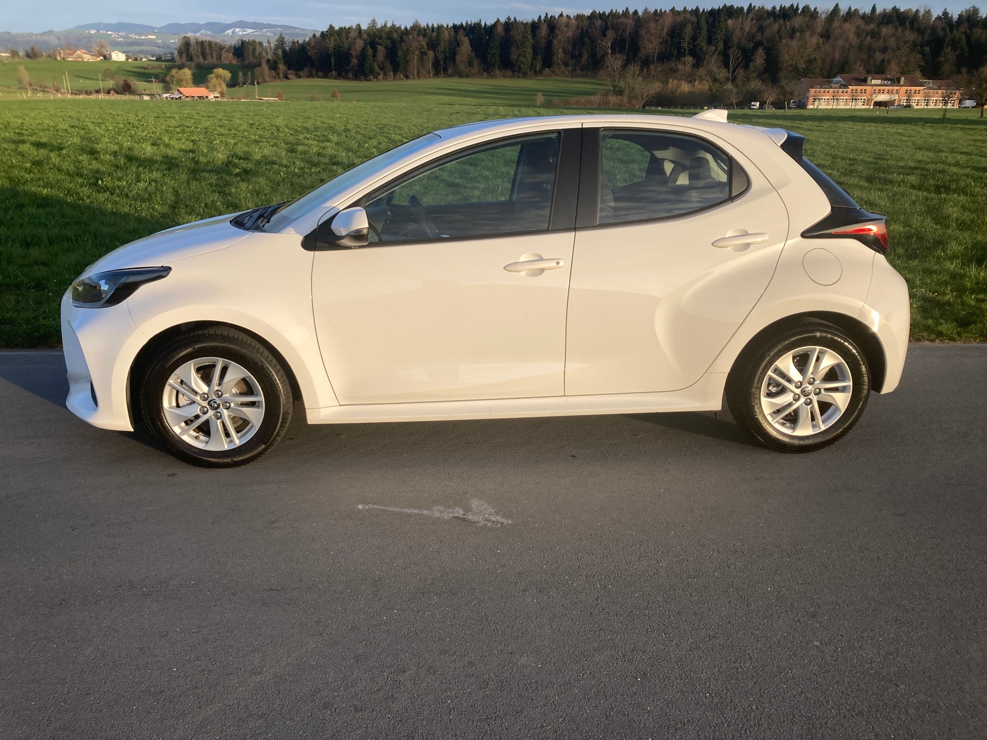 TOYOTA Yaris 1.5 Comfort e-CVT-image-5