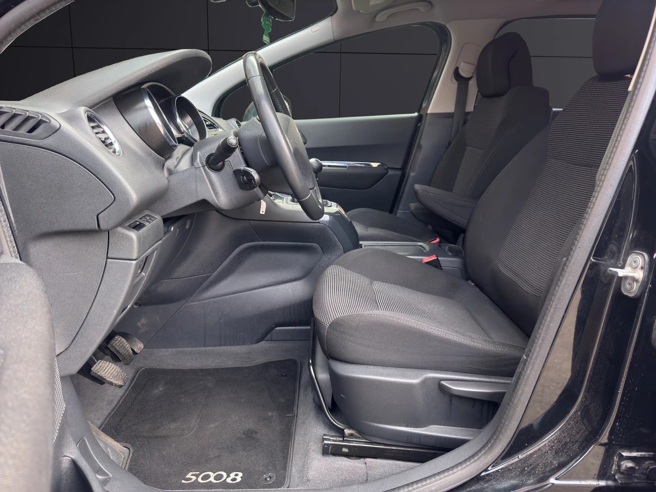 PEUGEOT 5008 1.6 16V T Sport-image-10