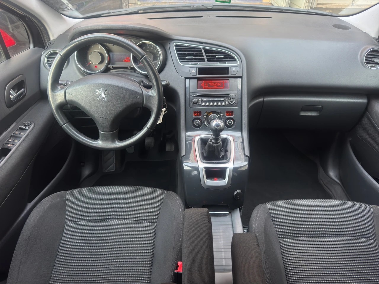 PEUGEOT 5008 1.6 16V T Sport-image-11