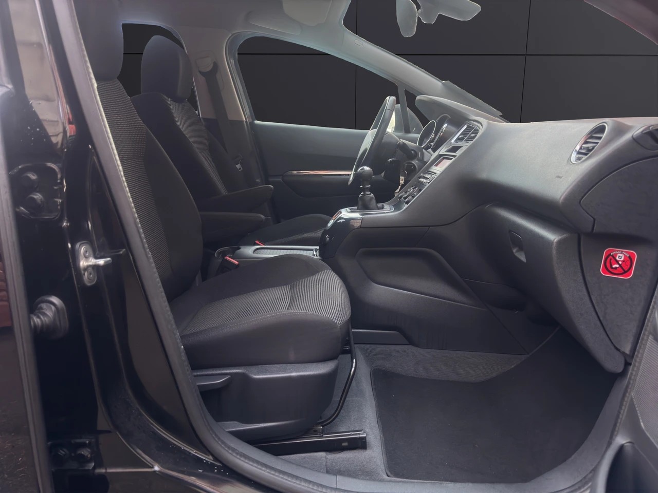 PEUGEOT 5008 1.6 16V T Sport-image-12