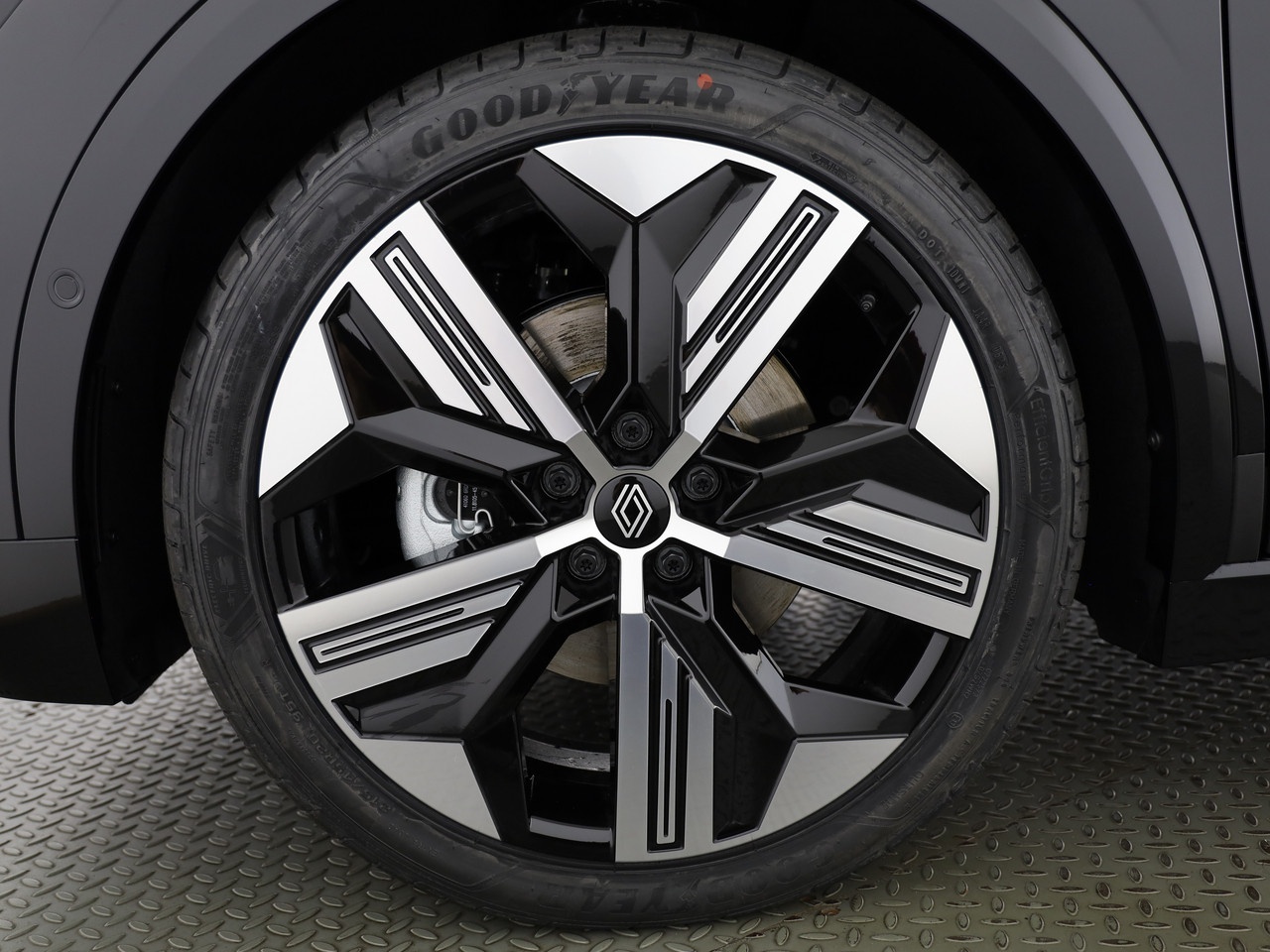 RENAULT Mégane E-Tech iconic-showroom-element-3