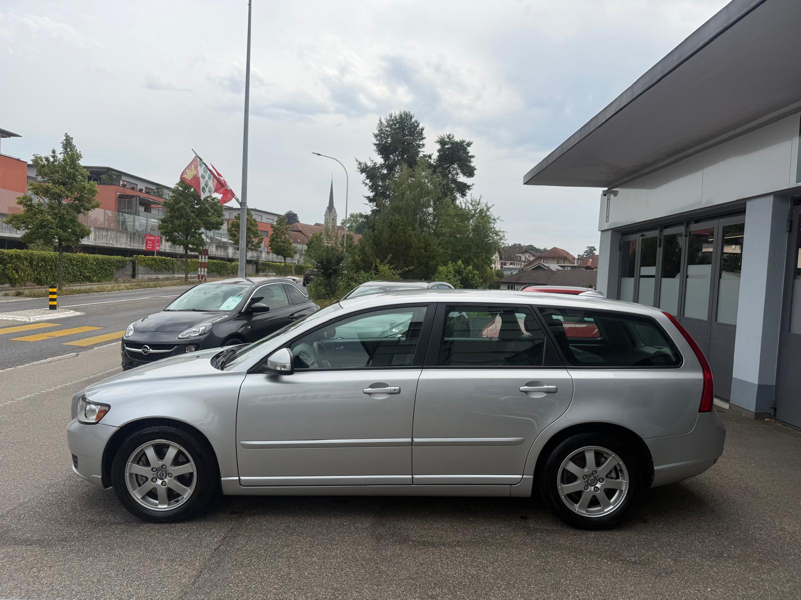 VOLVO V50 2.0D Momentum-image-1