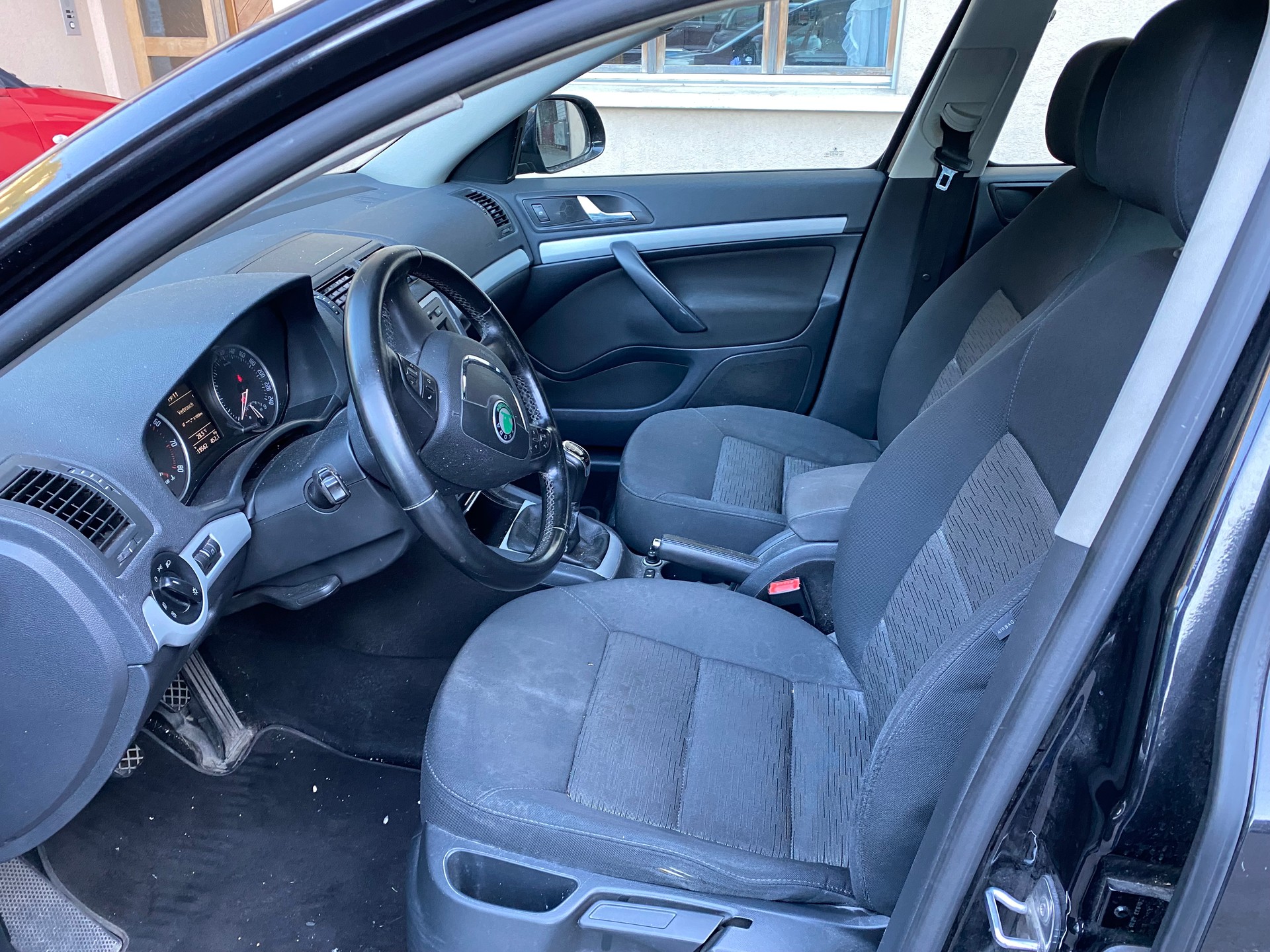 SKODA Octavia Combi 1.8 TSI Adventure 4x4-image-2
