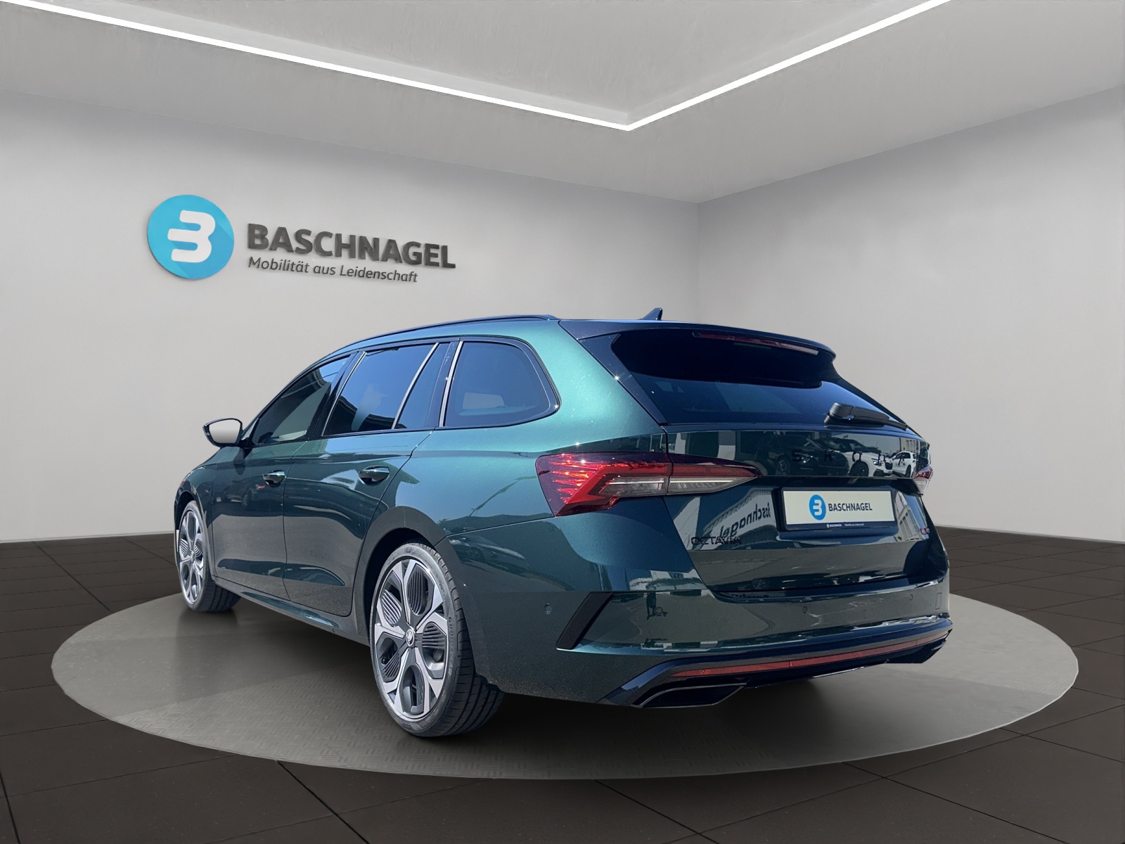 SKODA Octavia Combi 2.0 TSI DSG RS 30 Years Edition-image-2