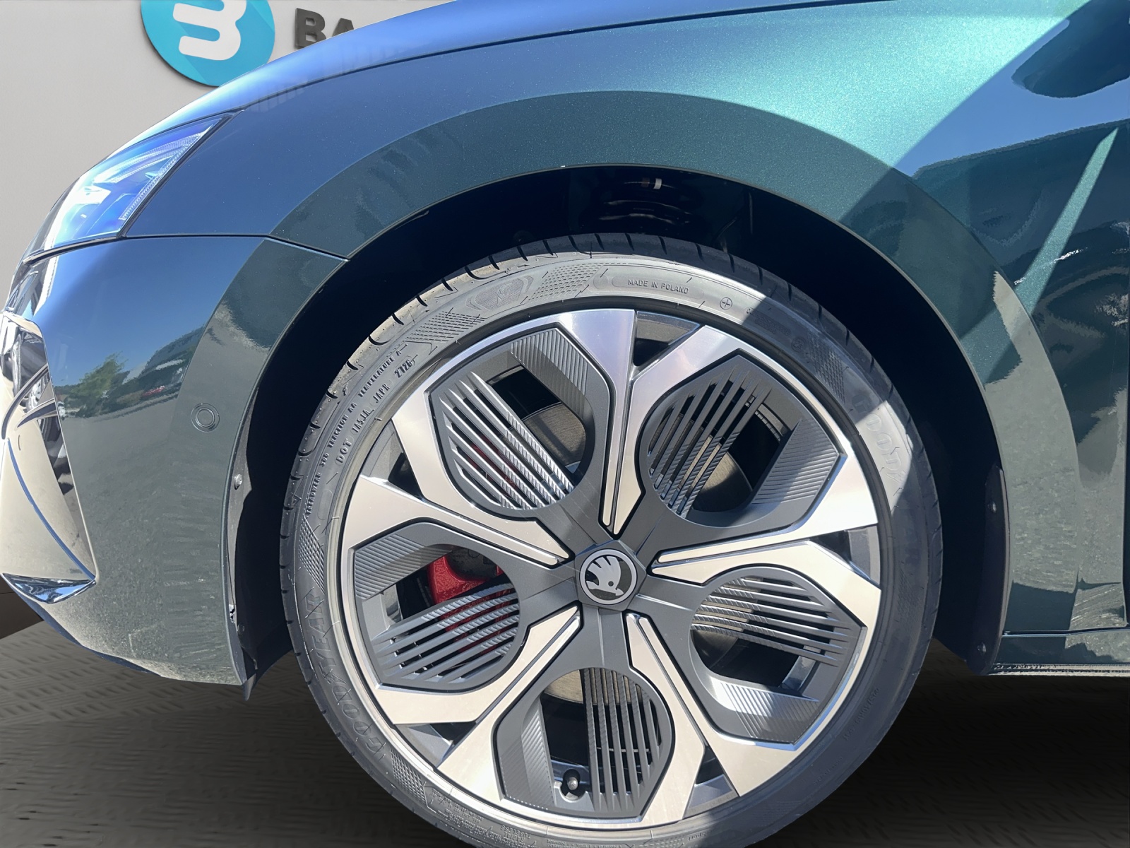 SKODA Octavia Combi 2.0 TSI DSG RS 30 Years Edition-image-6