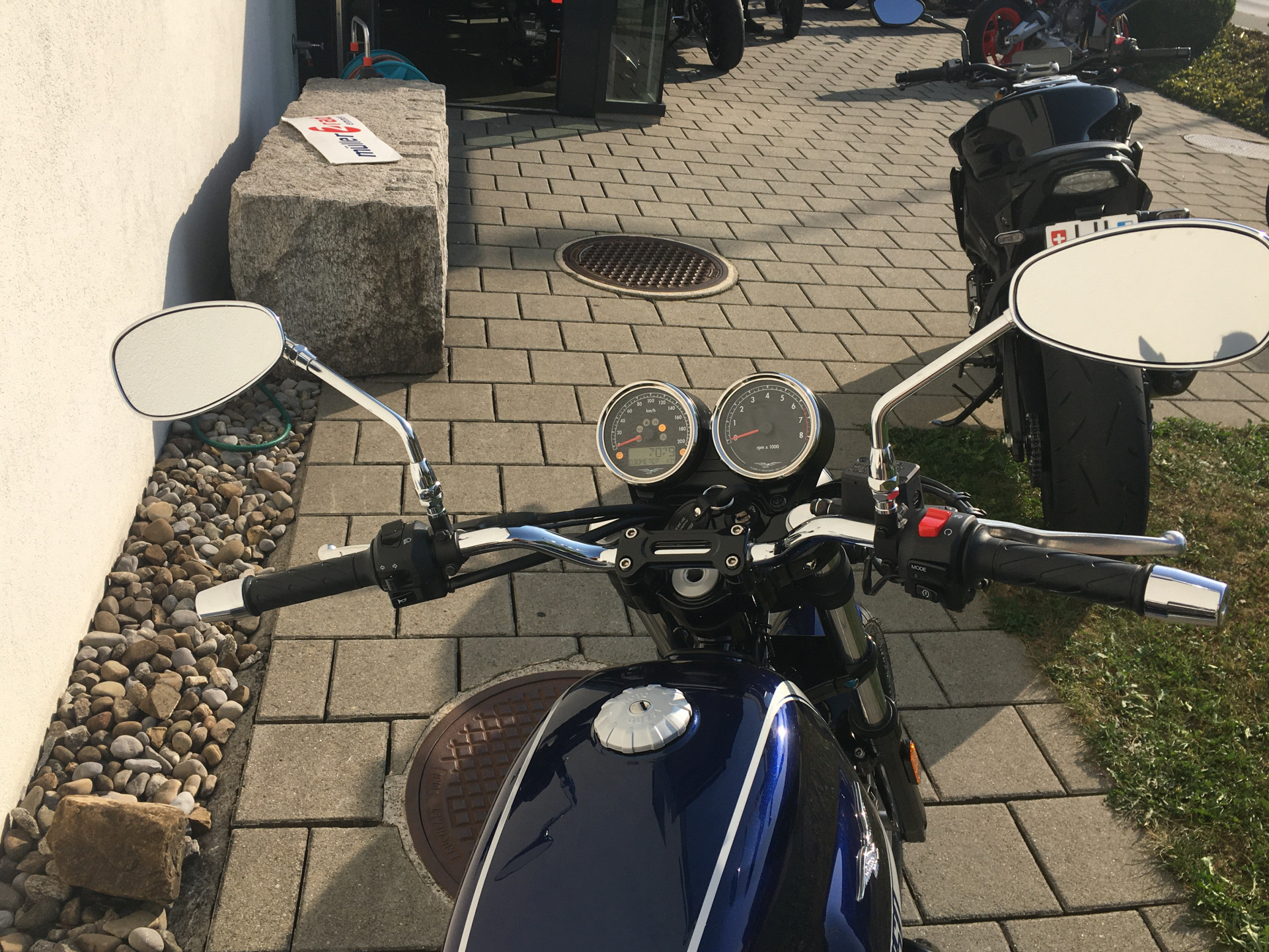 MOTO GUZZI V7 850 Special-showroom-element-3