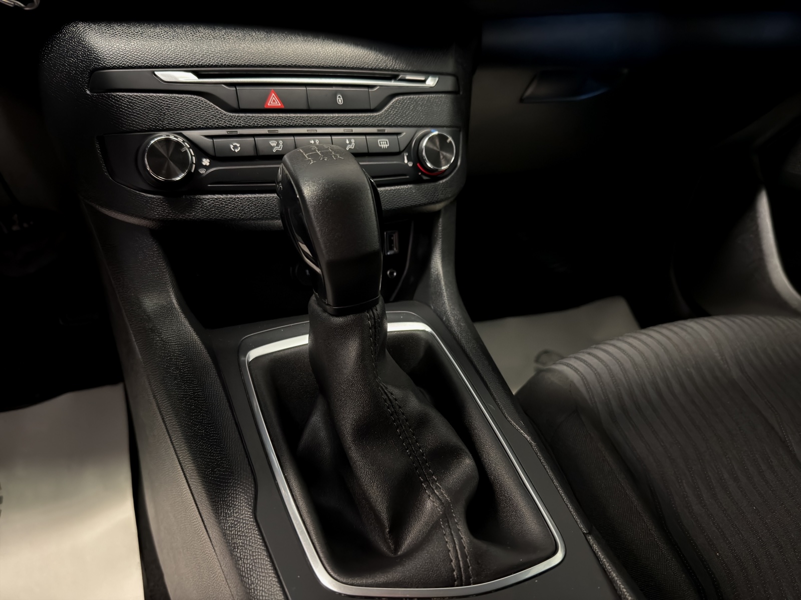 PEUGEOT 308 SW 1.2 THP Access-image-10