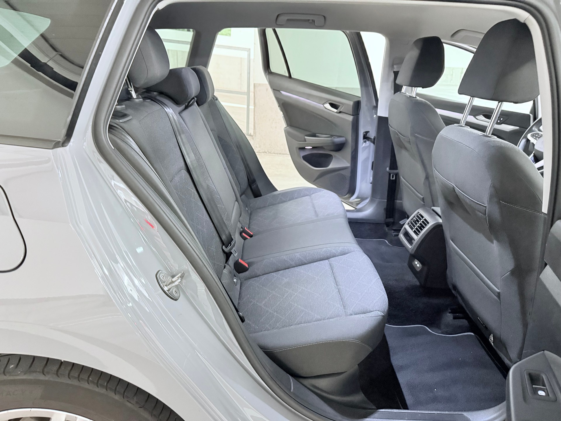 VW Golf Variant 2.0 TDI Life DSG 4Motion-image-12