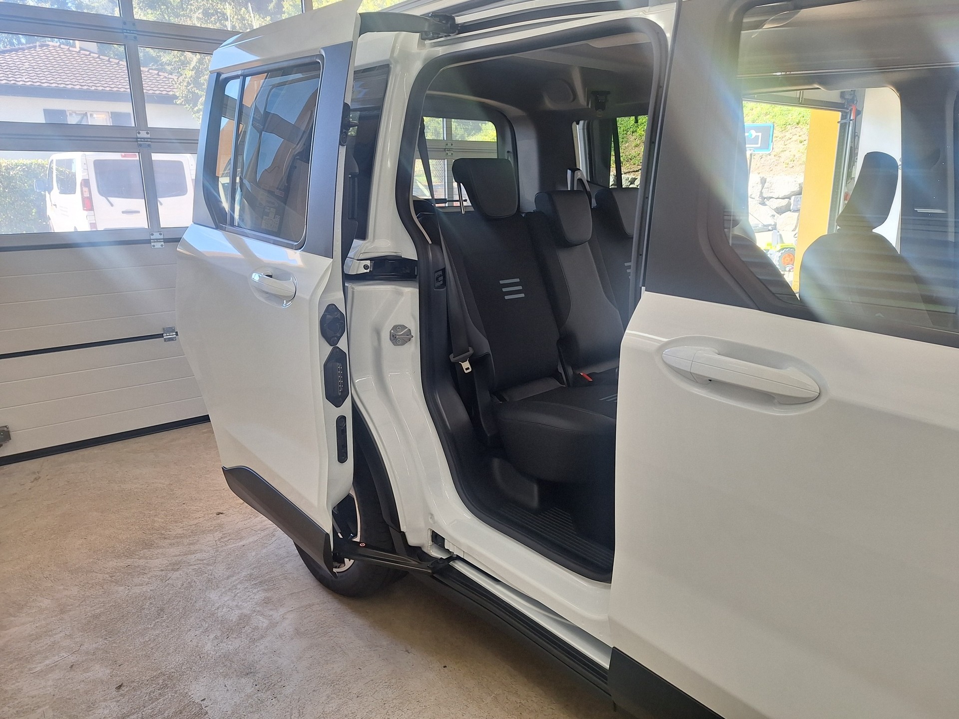 FORD Tourneo Courier Elektro 54kWh Active ⚡CH-Auslieferung mit Garantie bis Oktober 2028⚡-image-5