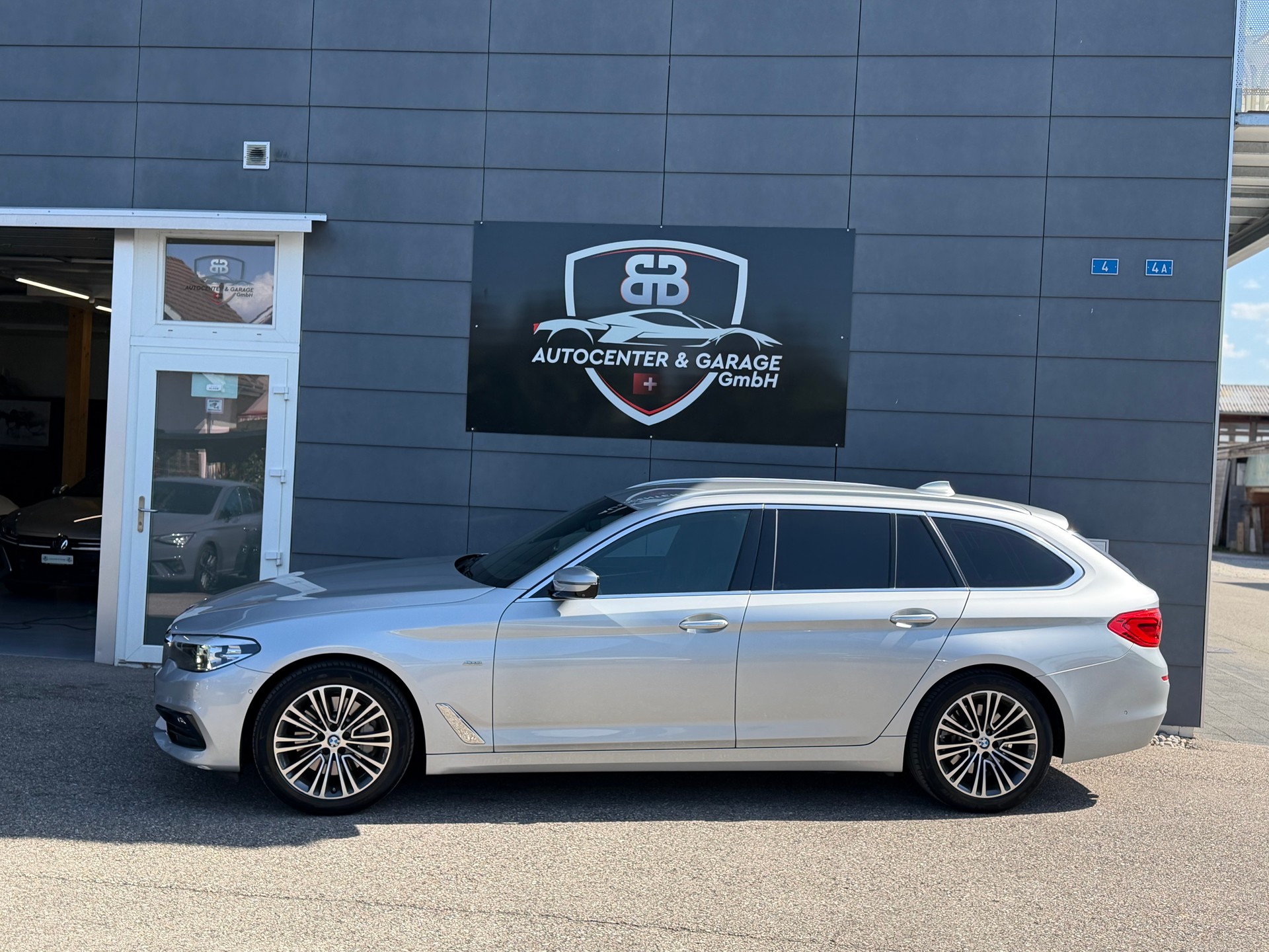 BMW 530i xDrive Touring Sport Line Steptronic-image-3