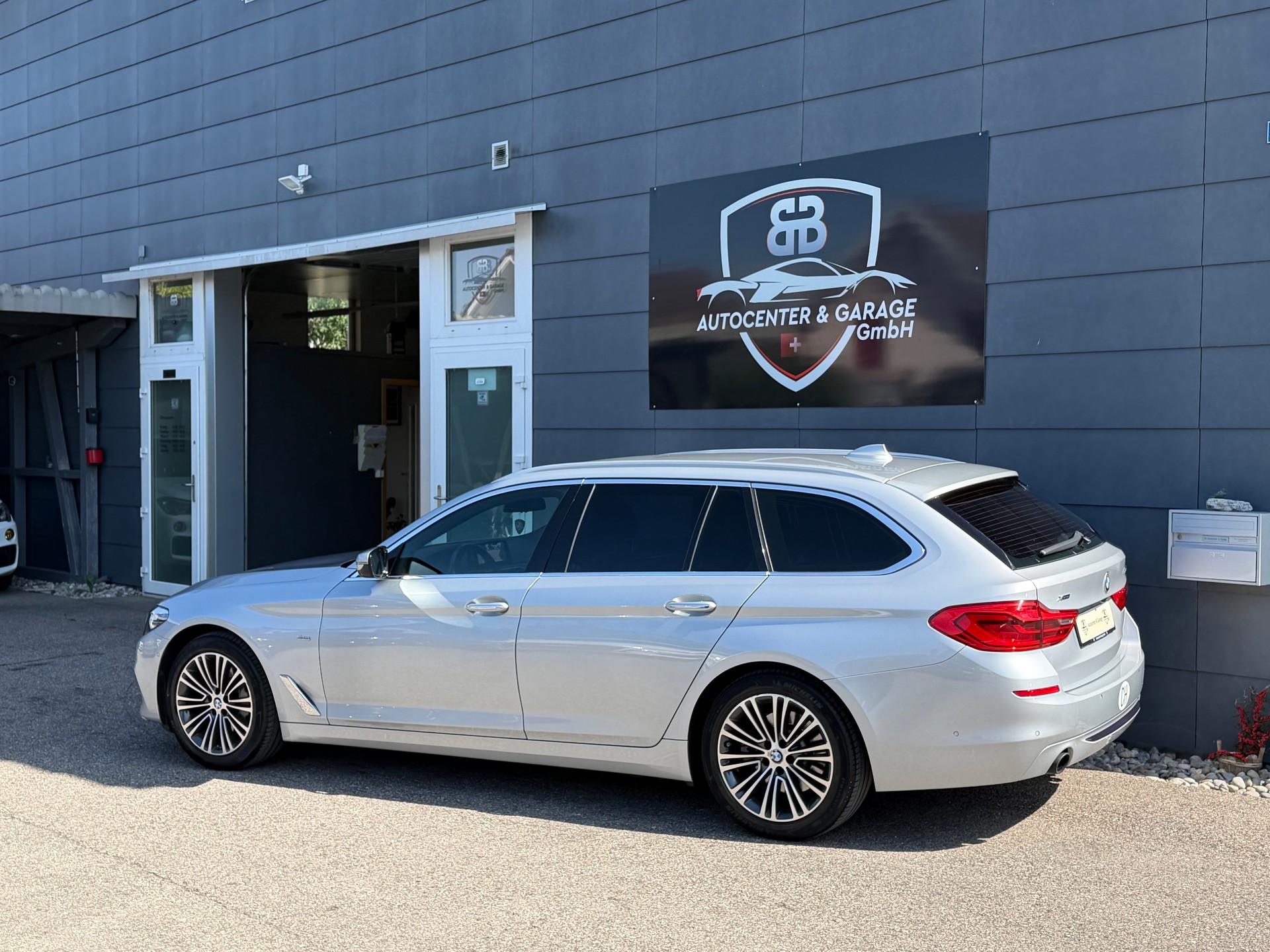BMW 530i xDrive Touring Sport Line Steptronic-image-4