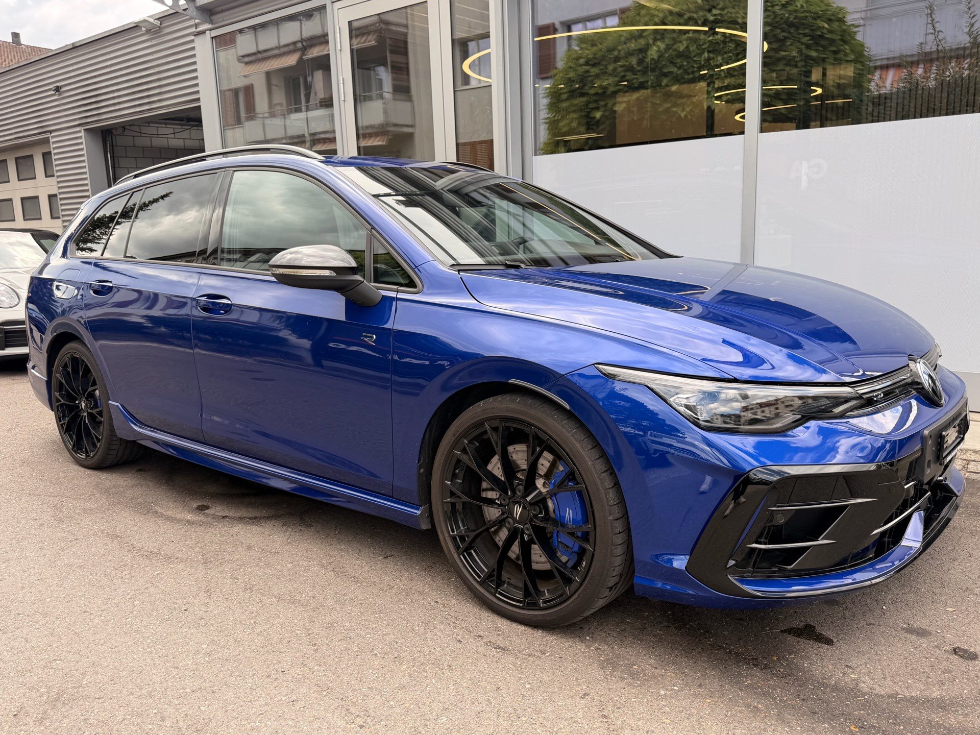 VW Golf Variant 2.0 TSI 333 PS 4MOTION R BLACK STYLE *** PANORAMAGLASDACH & LEDER VIENNA ***-showroom-element-2