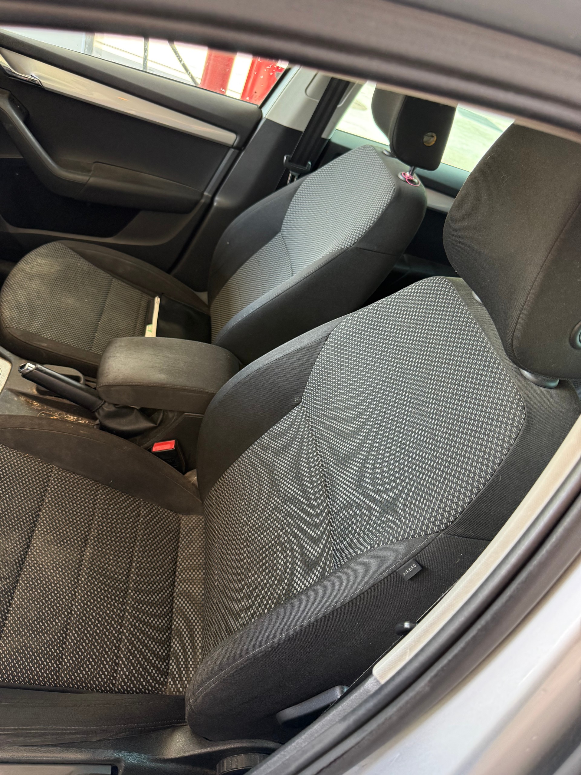 SKODA Octavia Combi 1.6 TDI Active DSG-image-11