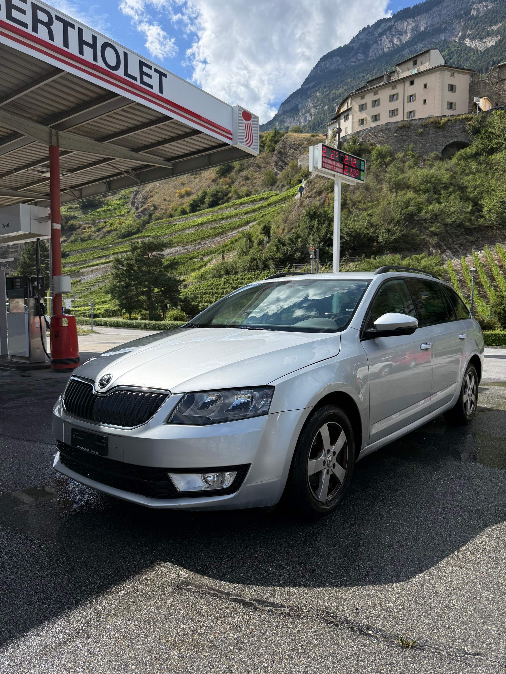 SKODA Octavia Combi 1.6 TDI Active DSG-image-2