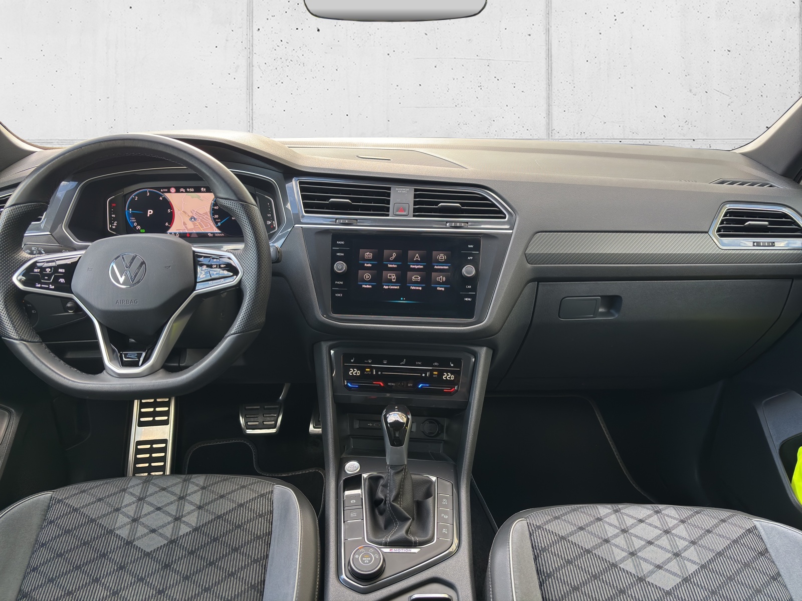 VW Tiguan Allspace 2.0 TDI SCR R-Line 4Motion DSG mit AHK, Head-Up-Display & 360°Kamrea-image-12