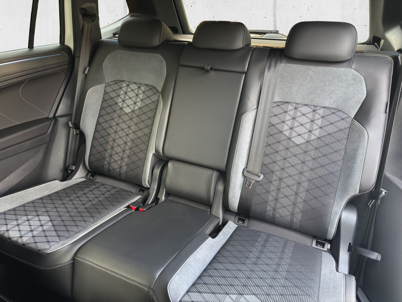 VW Tiguan Allspace 2.0 TDI SCR R-Line 4Motion DSG mit AHK, Head-Up-Display & 360°Kamrea-image-29