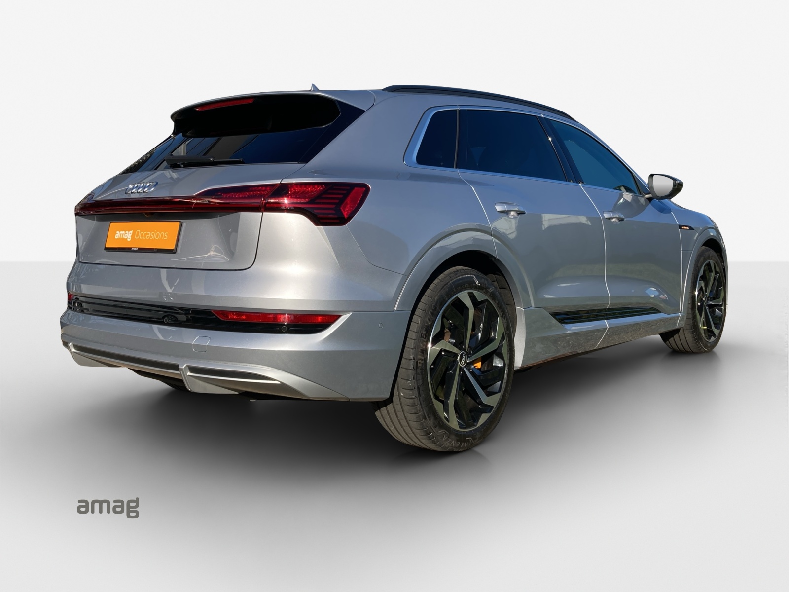 AUDI e-tron 55 S Line quattro-image-4