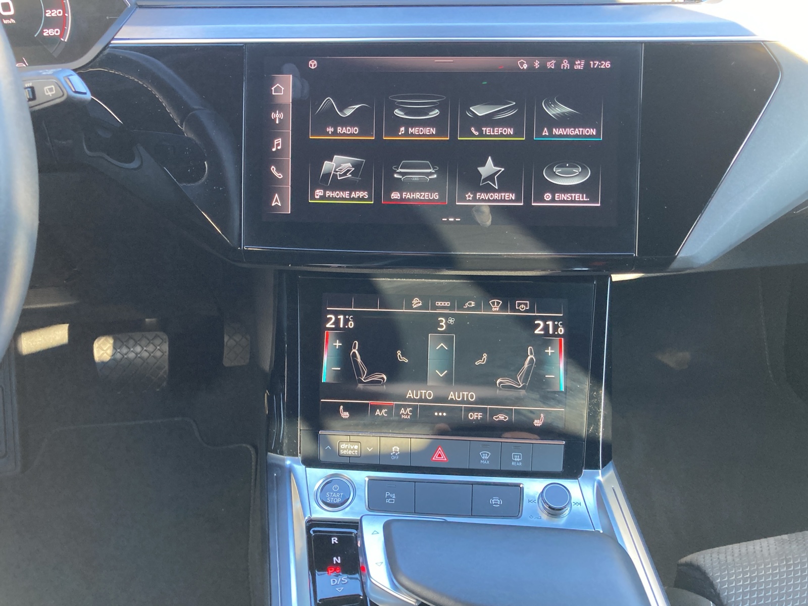 AUDI e-tron 55 S Line quattro-image-10