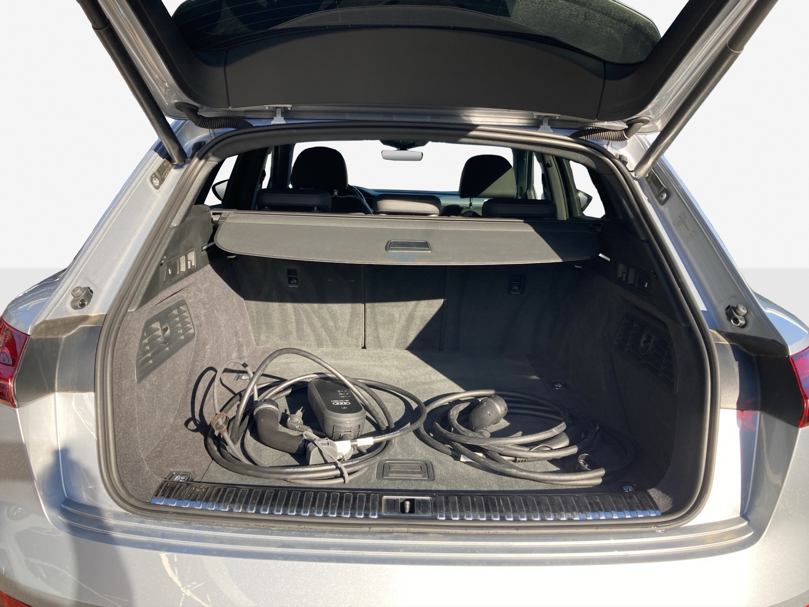 AUDI e-tron 55 S Line quattro-image-12