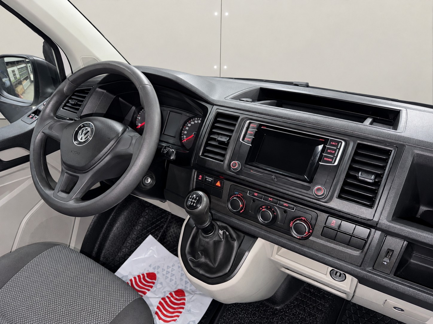 VW T6 2.0 TDI 4Motion Lang Version ( Mit AHK / Sortimo Regale )-image-11