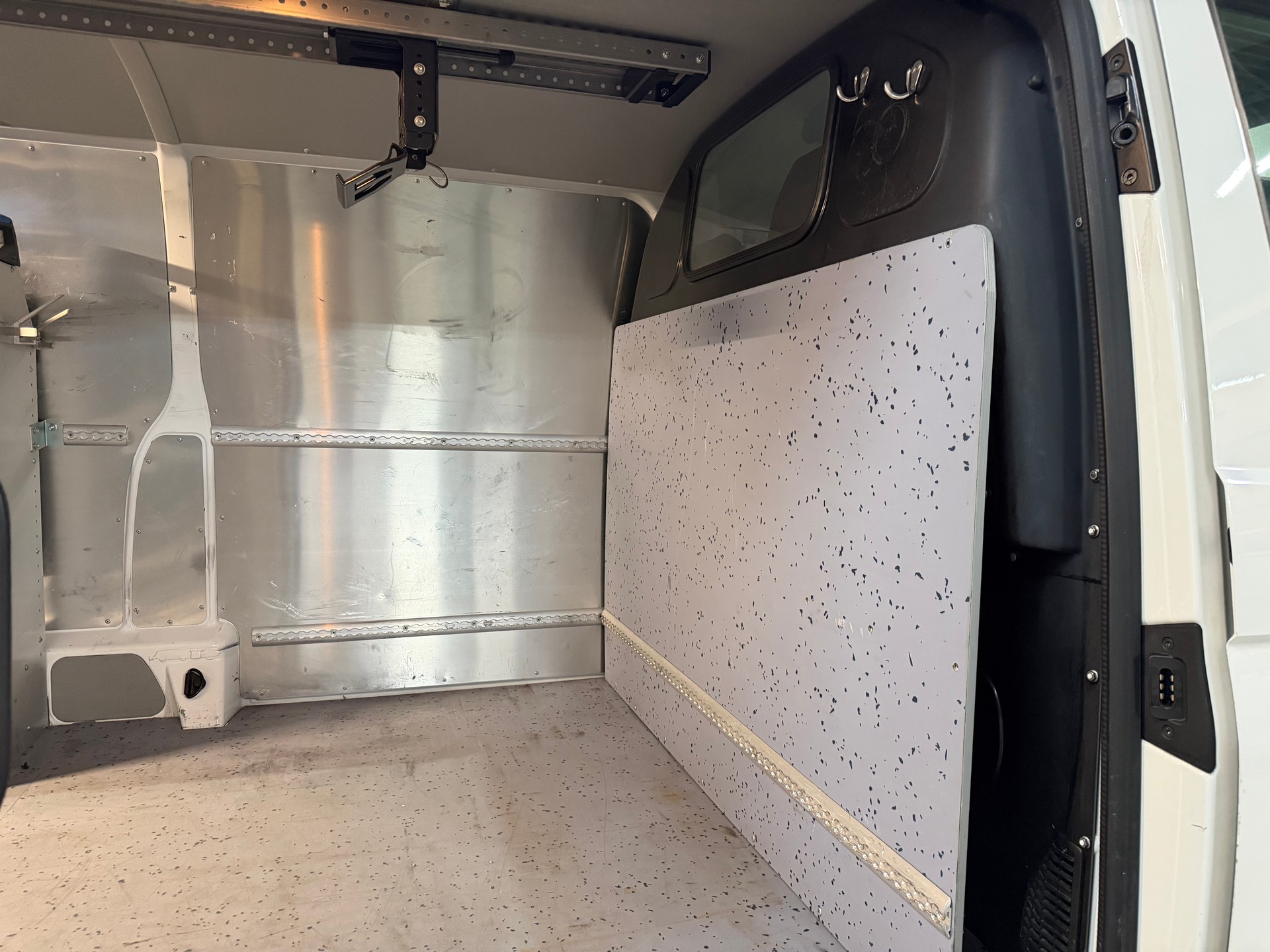 VW T6 2.0 TDI 4Motion Lang Version ( Mit AHK / Sortimo Regale )-image-17