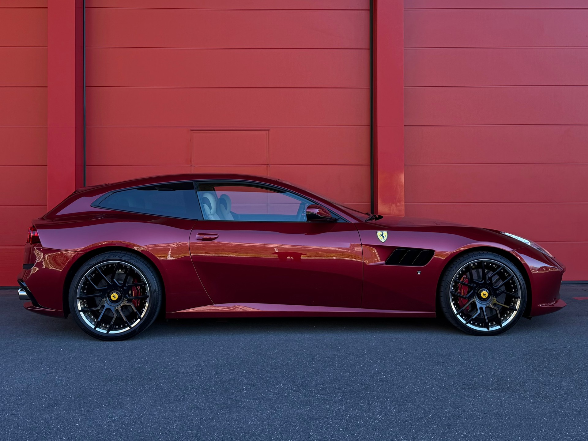 FERRARI GTC 4 Lusso *CH-Fahrzeug*-image-2
