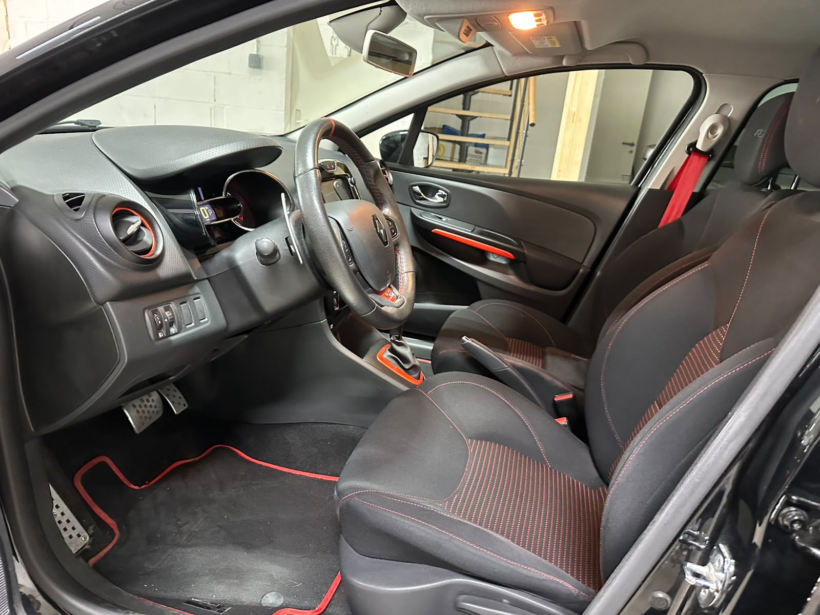 RENAULT Clio 1.6 T RS 200 EDC-image-8