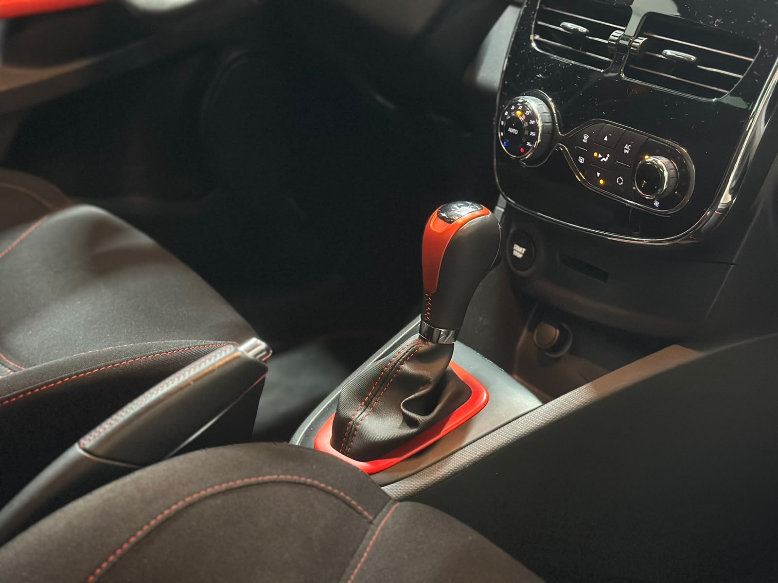 RENAULT Clio 1.6 T RS 200 EDC-image-11
