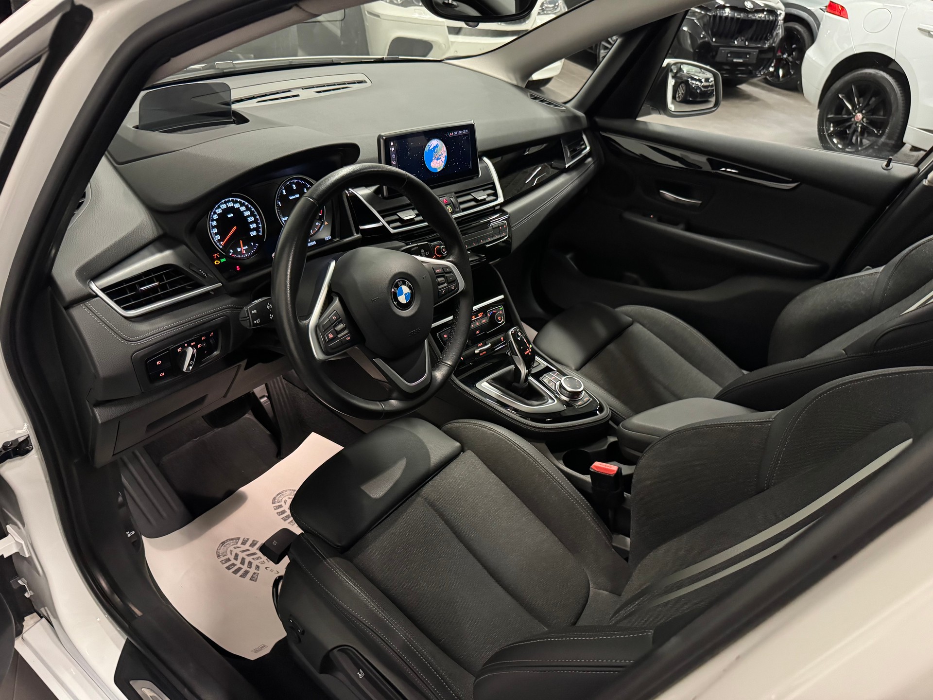 BMW 218d xDrive Active Tourer Steptronic Sport Line-image-16