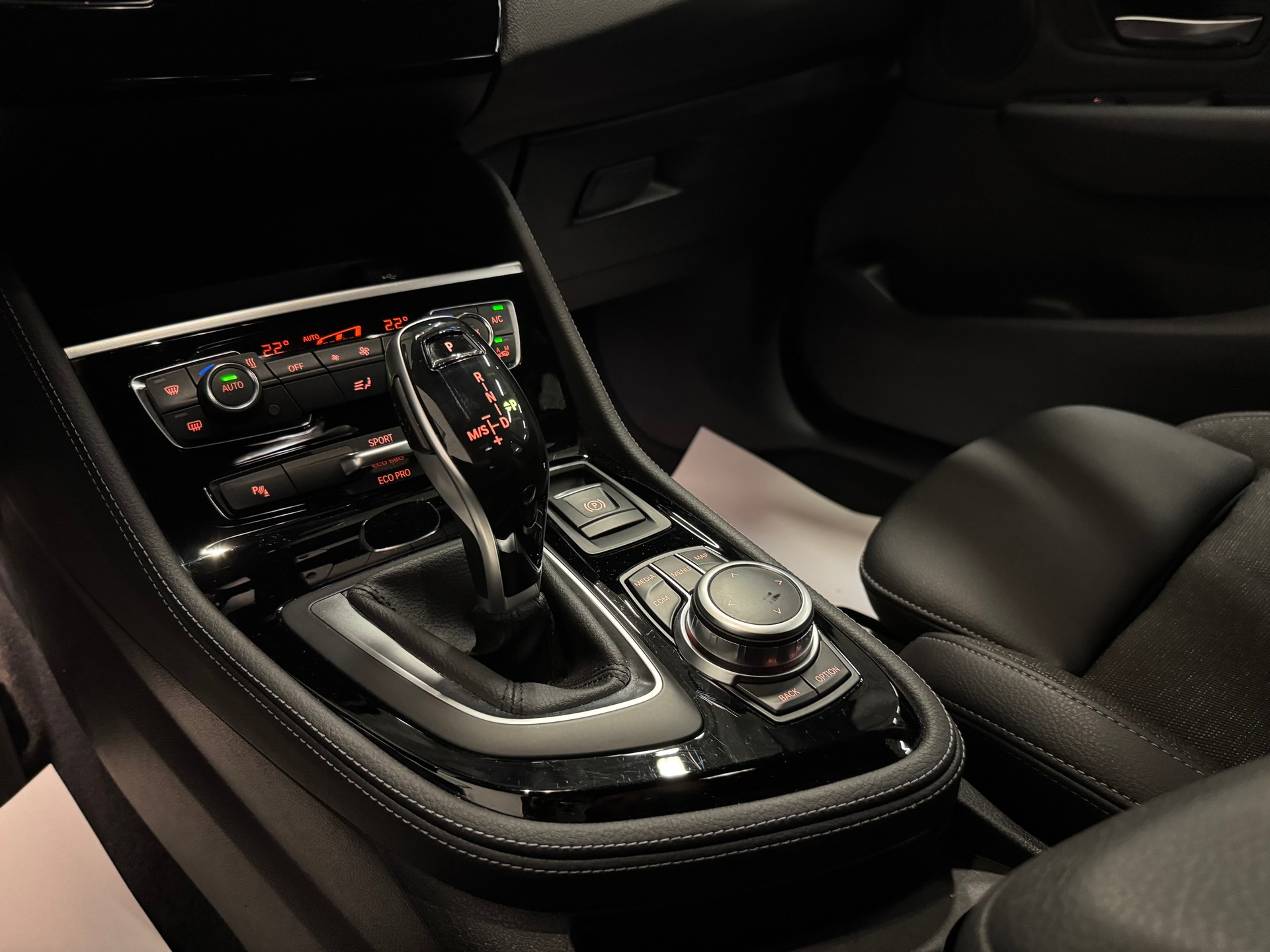BMW 218d xDrive Active Tourer Steptronic Sport Line-image-26