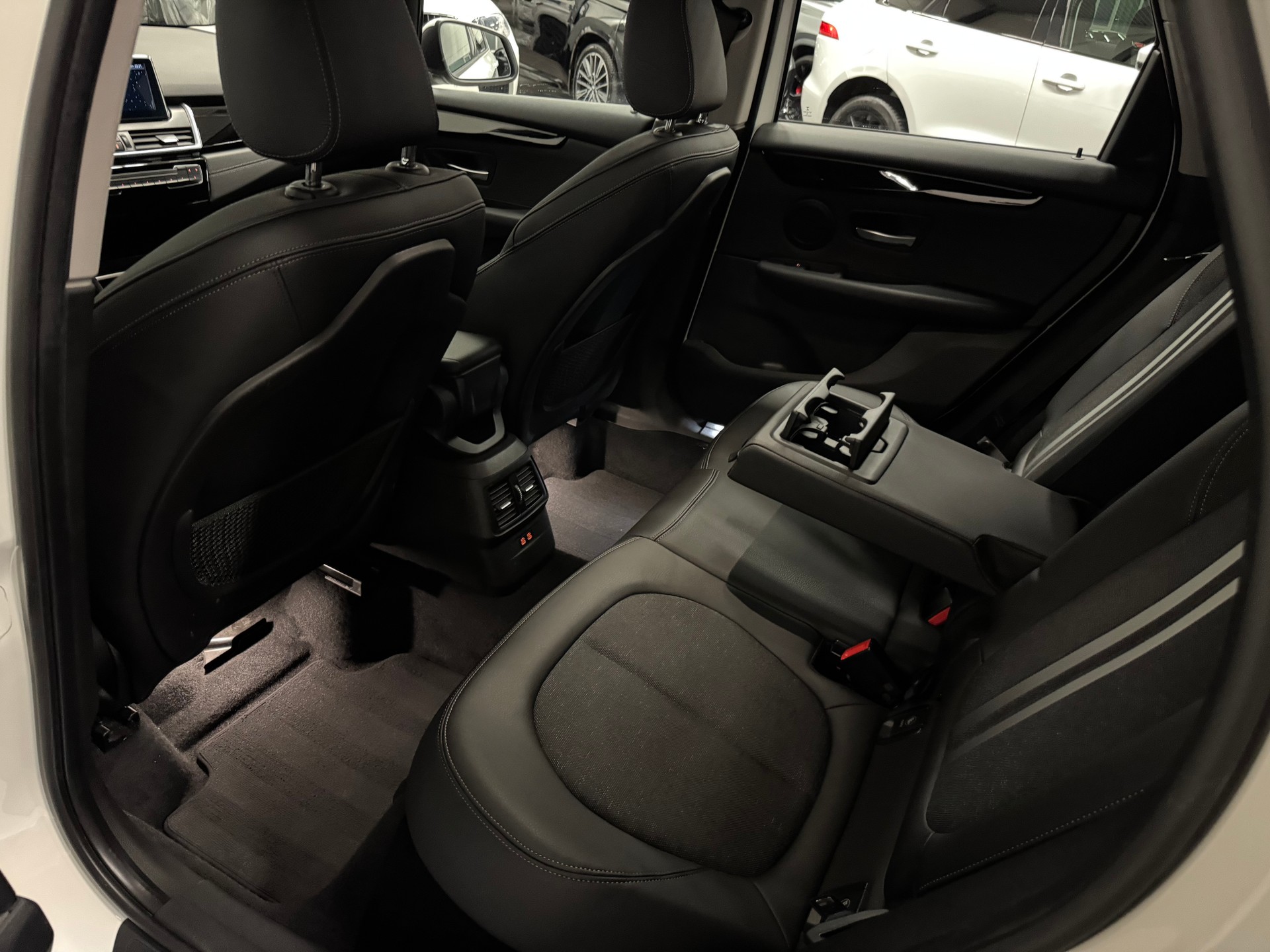 BMW 218d xDrive Active Tourer Steptronic Sport Line-image-22
