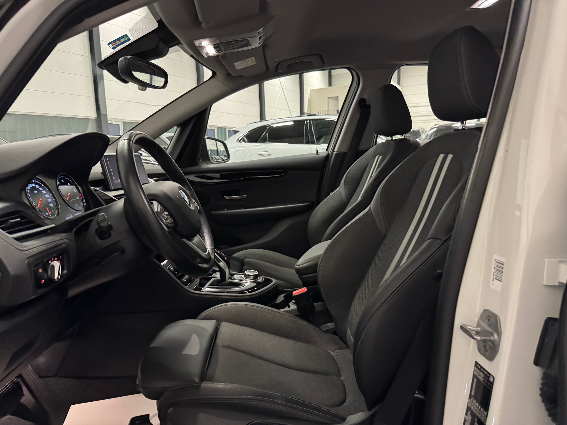 BMW 218d xDrive Active Tourer Steptronic Sport Line-image-17