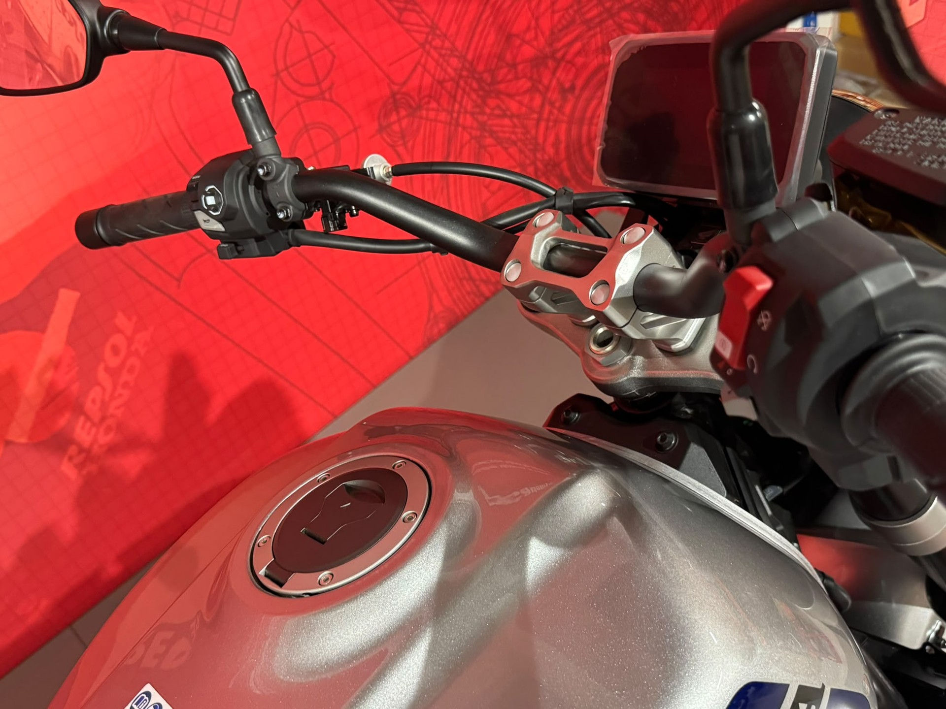 HONDA CB1000F *Neufahrzeug* **Wolf Silver Metallic - Blue Stripe**-showroom-element-3
