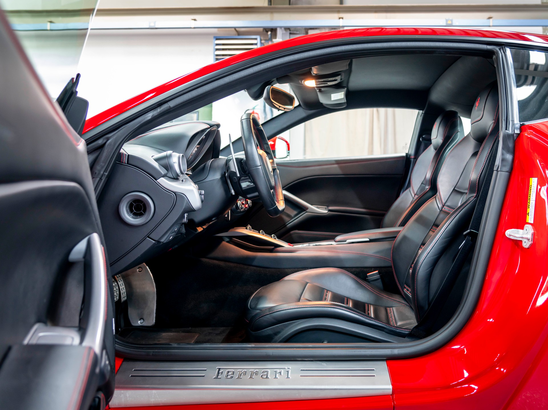 FERRARI F12 Berlinetta-image-4