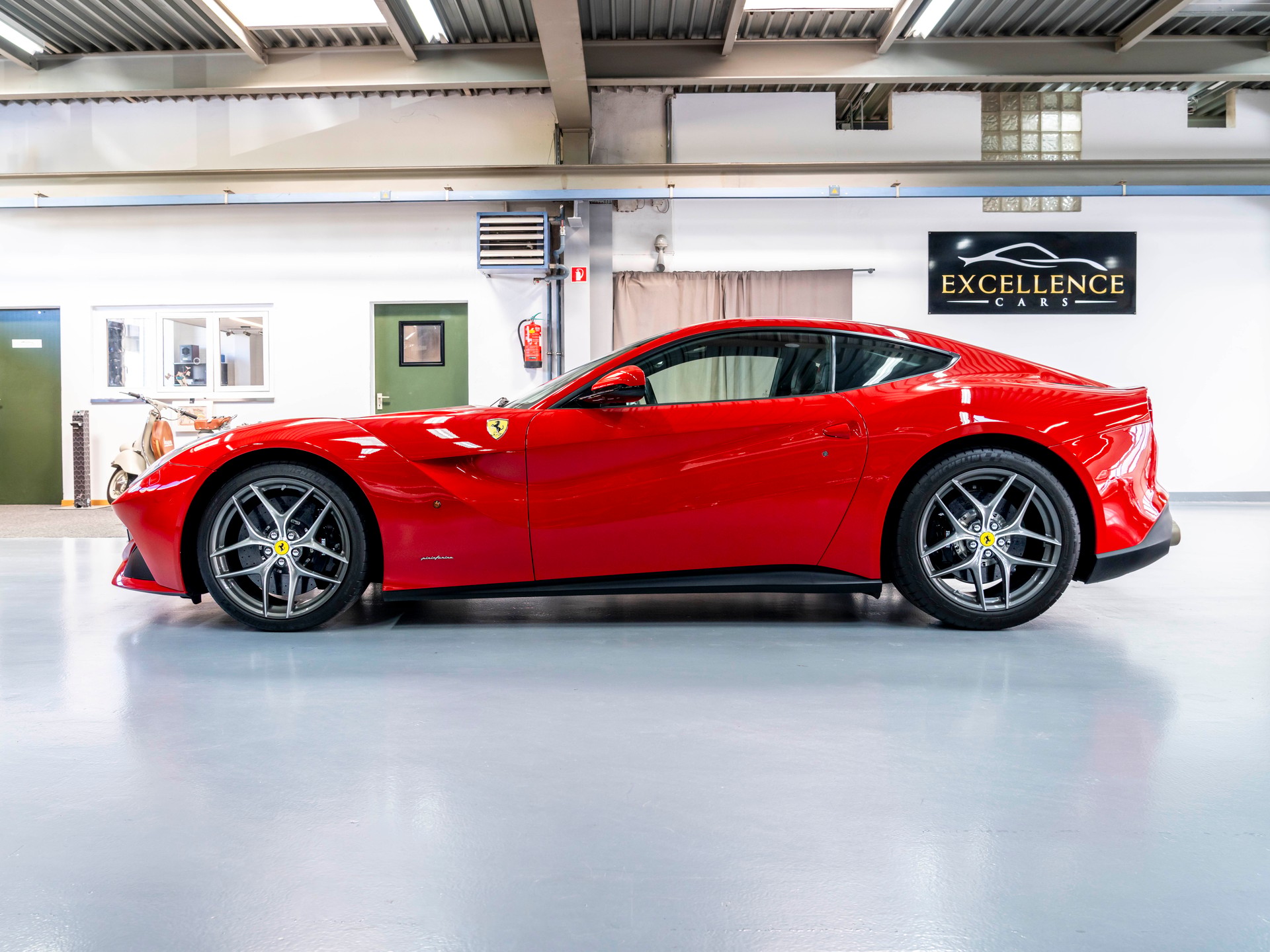 FERRARI F12 Berlinetta-image-2