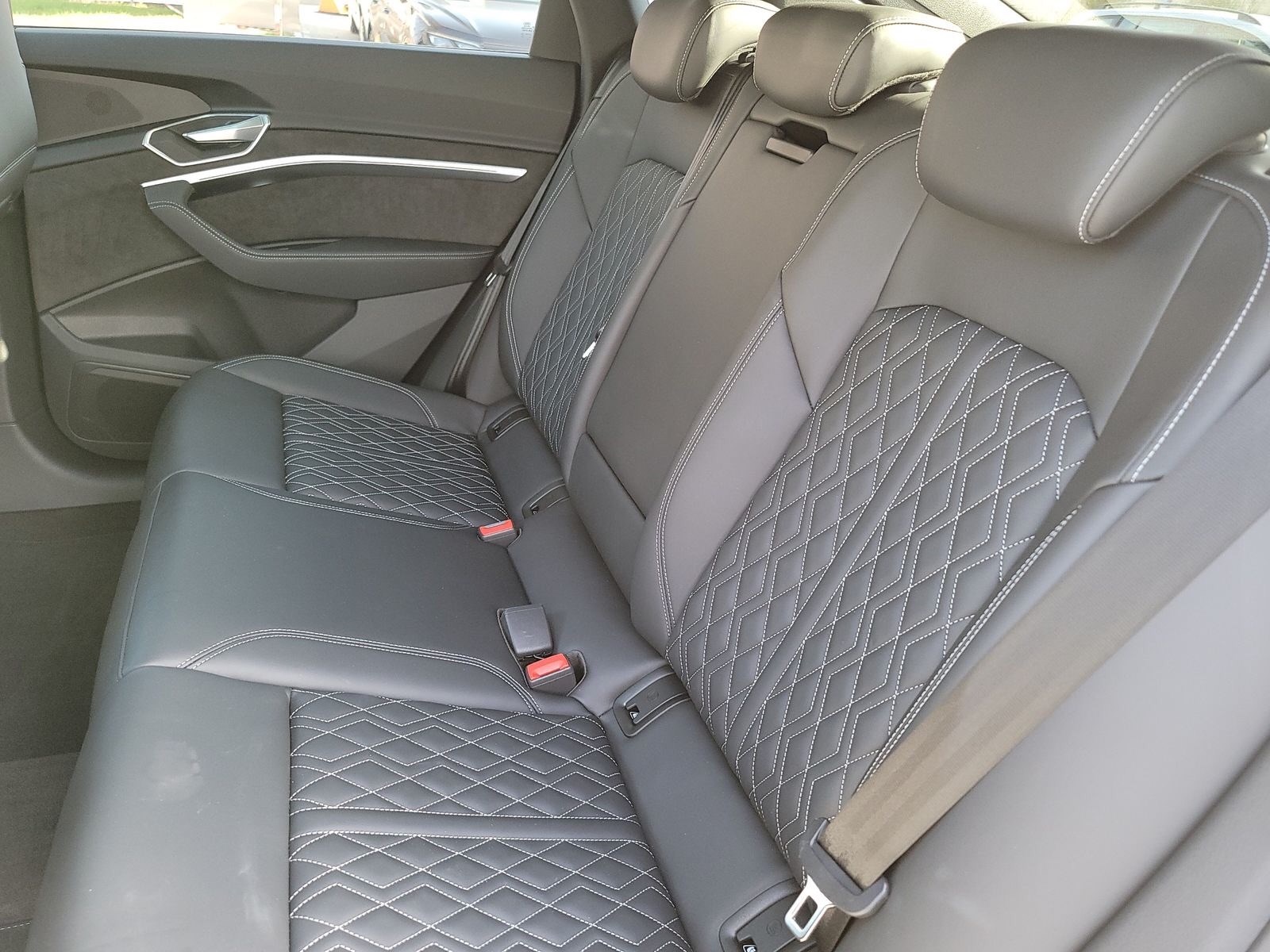 AUDI e-tron 55 Sportback S Line quattro-image-8