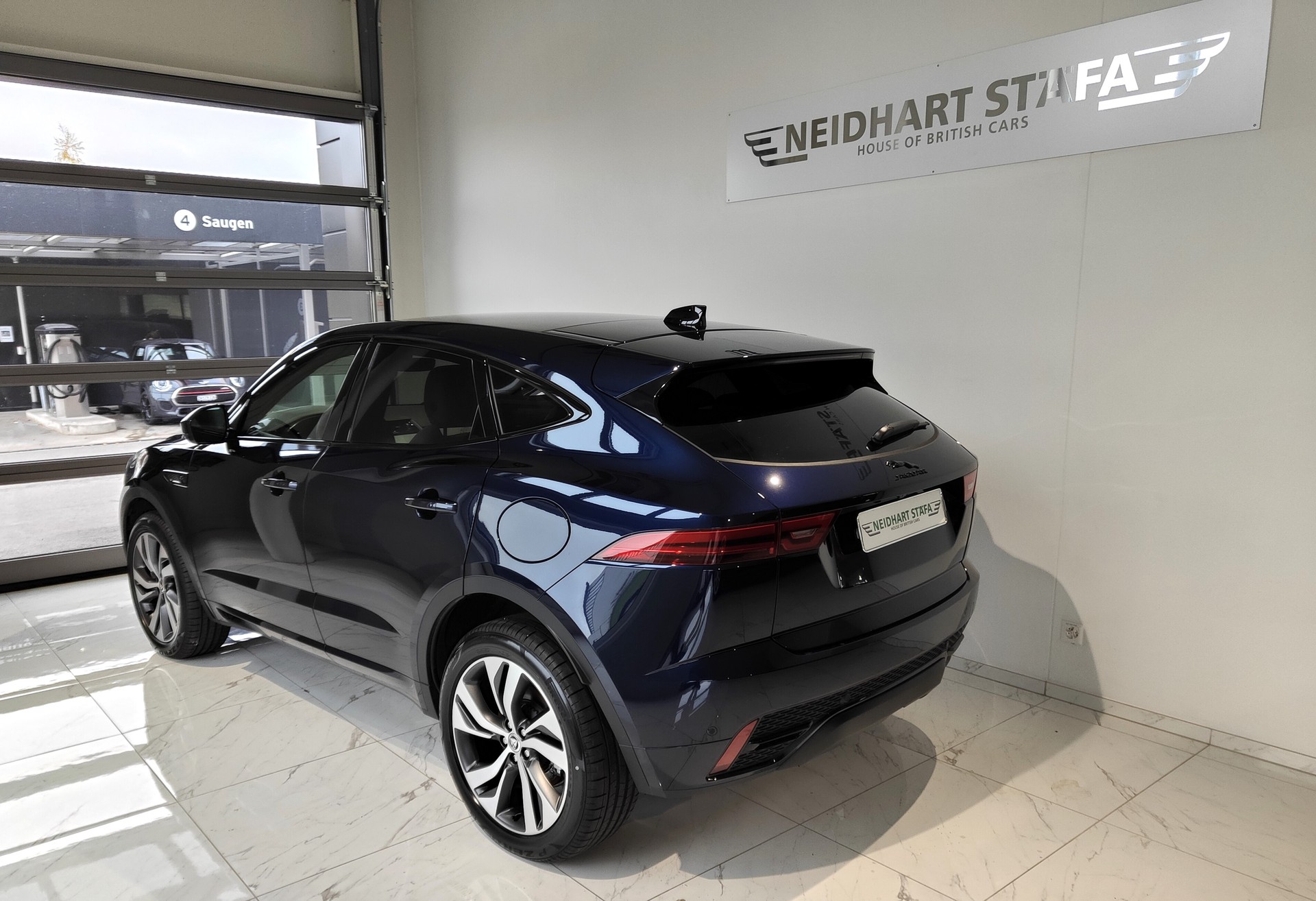JAGUAR E-Pace 1.5 P300e R-Dynamic AWD SE-showroom-element-2